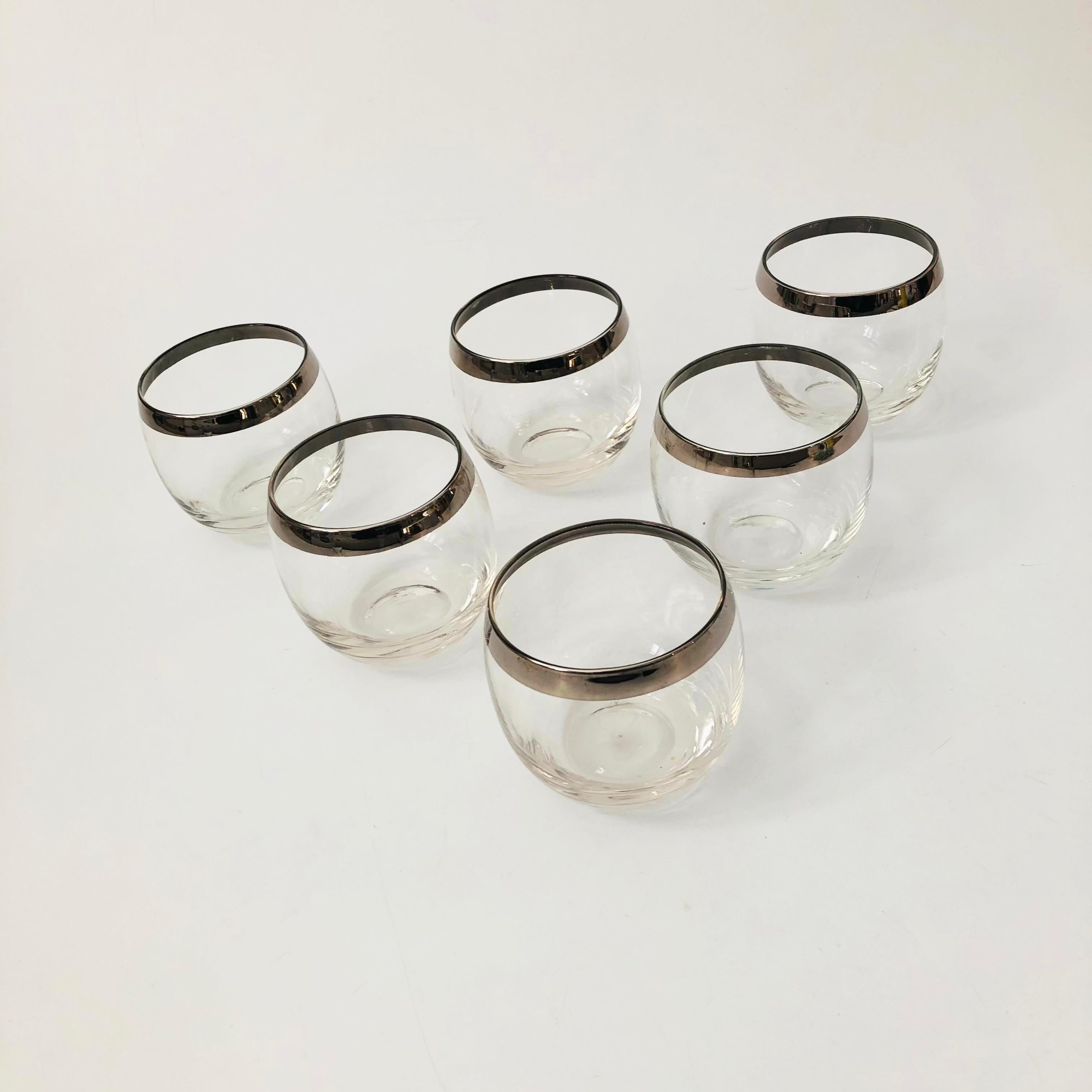A beautiful set of 6  mid century roly poly cocktail glasses. Each glass decorated with metallic silver rims  in the Dorothy Thorpe style. Perfect for using for cocktails.

