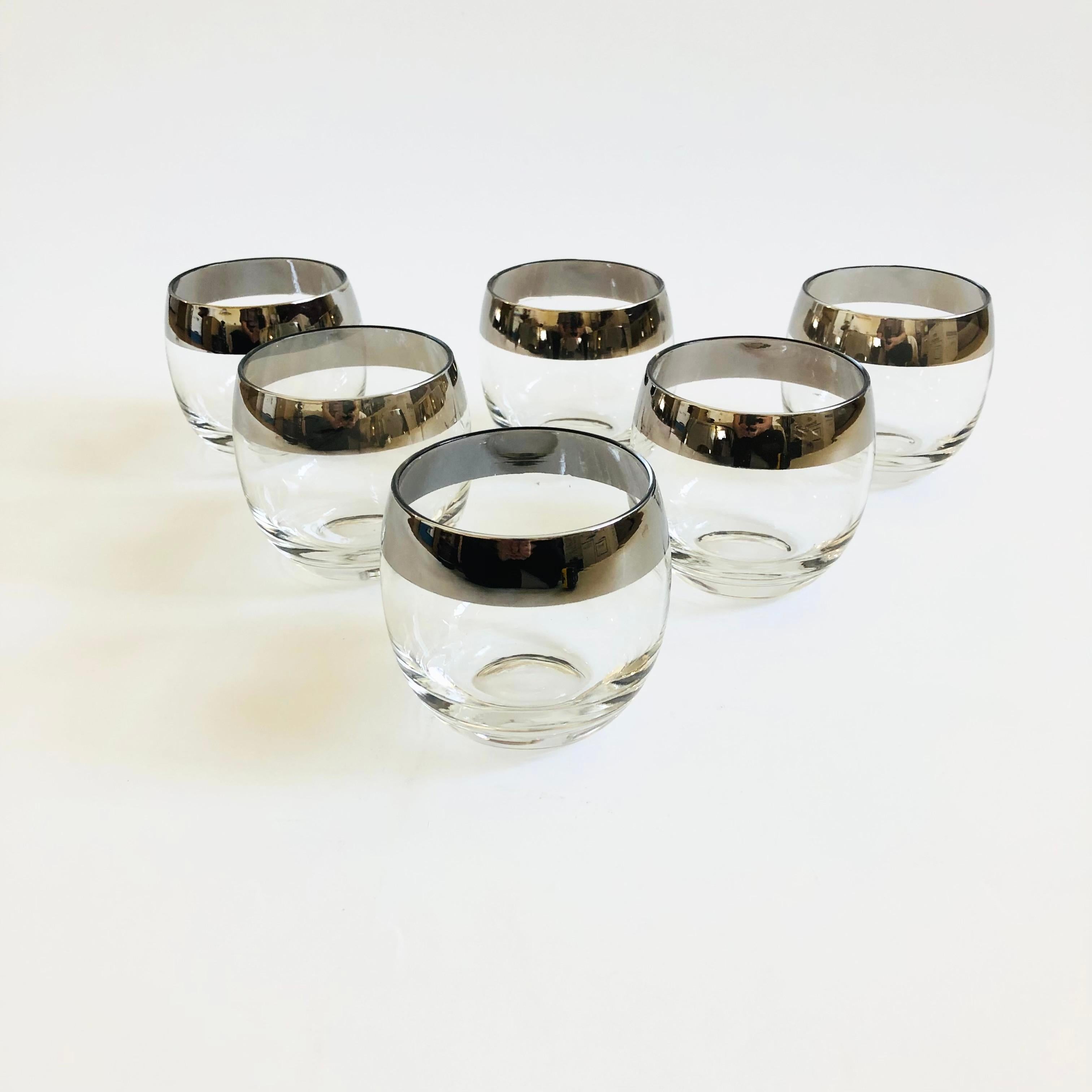 A beautiful set of 6  mid century roly poly cocktail glasses. Each glass decorated with metallic silver rims  in the Dorothy Thorpe style. Perfect for using for cocktails.

