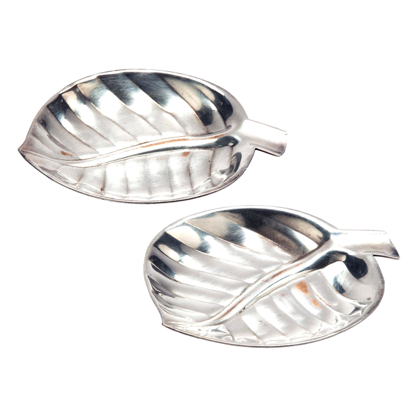 Vassoi a foglia in silverplate della metà del secolo scorso