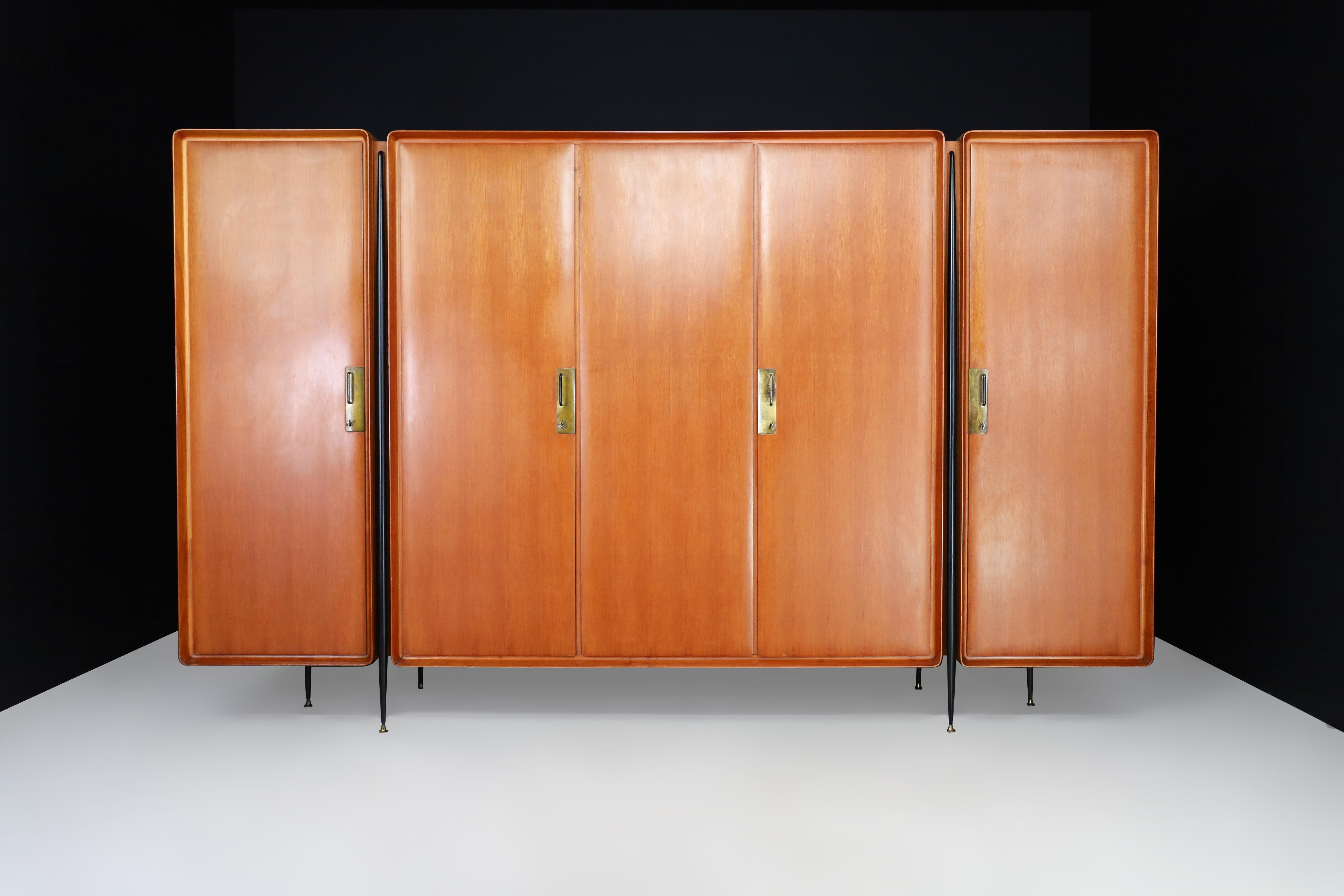 Grande armoire du milieu du siècle de Silvio Cavatorta en noyer, bouleau et laiton Italie 1958

Silvio Cavatorta, designer de meubles renommé, a créé une armoire exceptionnelle en Italie en 1958. L'armoire est fabriquée en beau bois de noyer avec