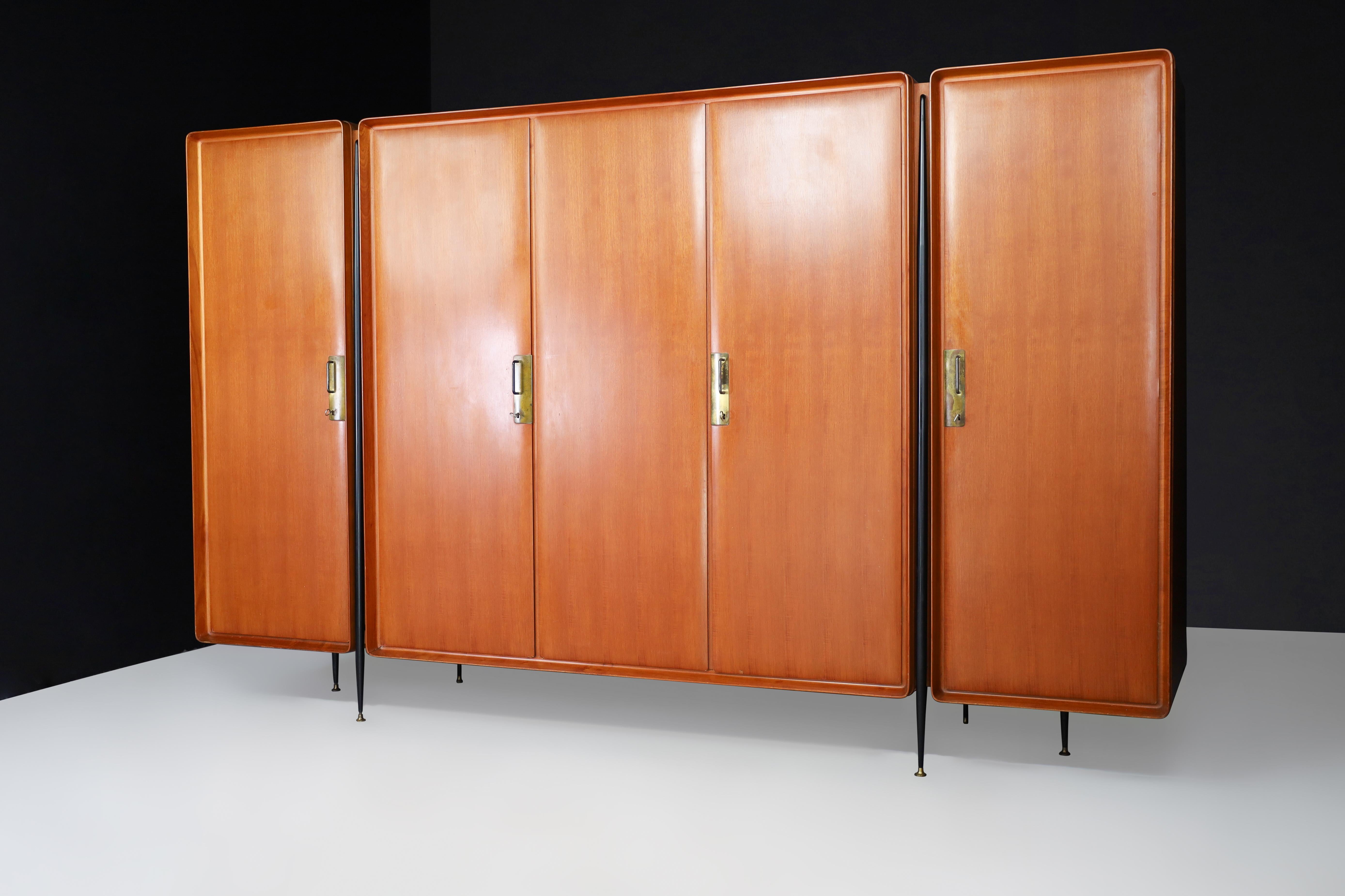 Mid Century Silvio Cavatorta Large Wardrobe in Walnut, Birch & Brass Italy 1958 In Good Condition For Sale In Almelo, NL