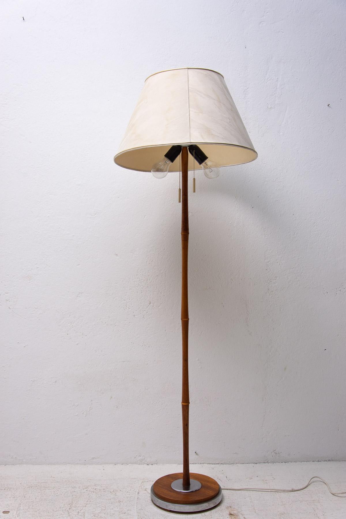 Lampadaire du milieu du siècle des années 1960. Il a été fabriqué dans l'ancienne Tchécoslovaquie.

La lampe est dans son très bon état d'origine. Elle présente un abat-jour original en tissu, une structure chromée et une structure en bois. La