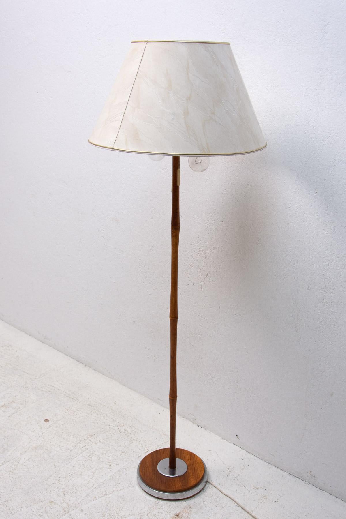Mid Century Simple Floor Lamp, 1960´s, Czechoslovakia In Good Condition For Sale In Prague 8, CZ