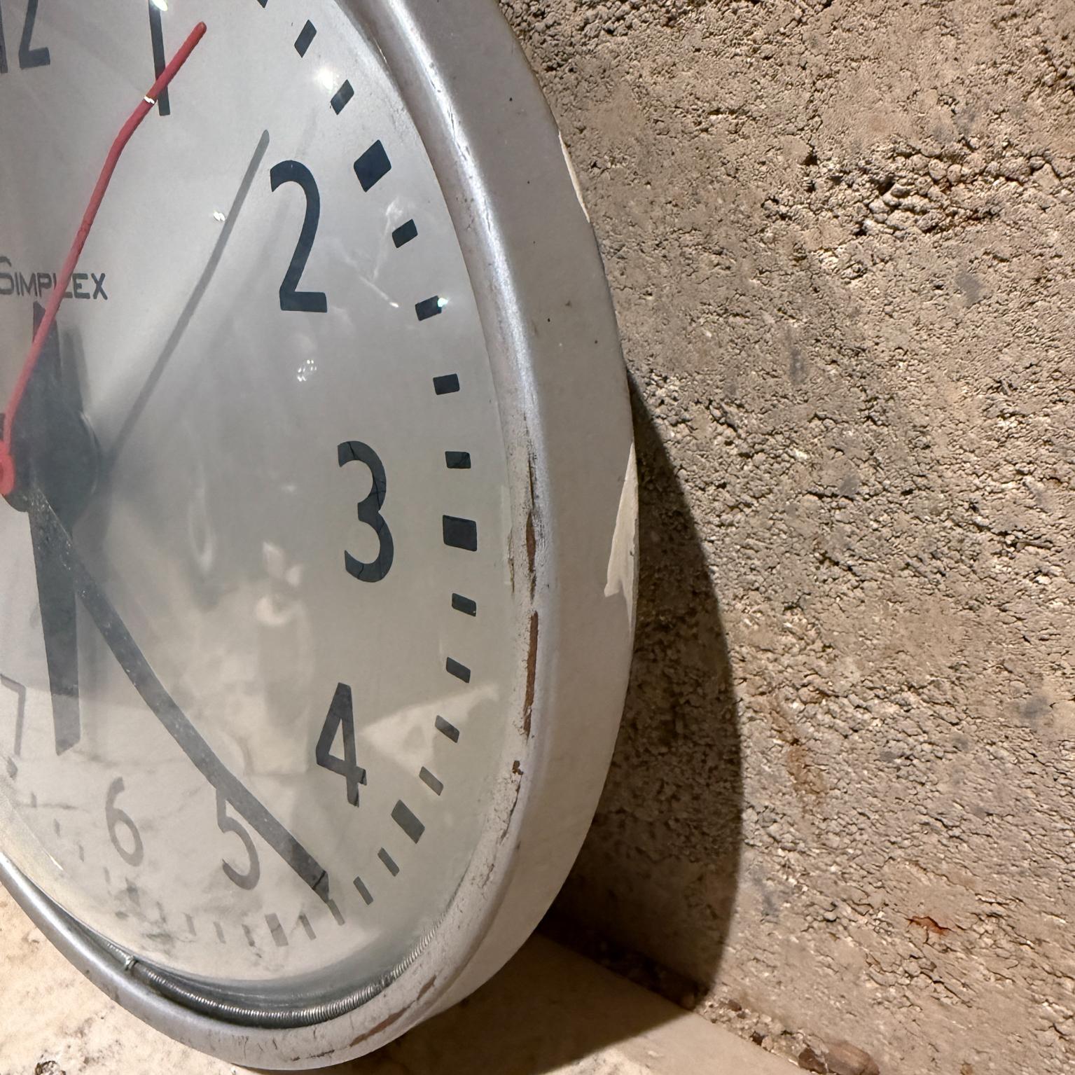 Mid Century Simplex Round Electric Wall Clock For Sale 3