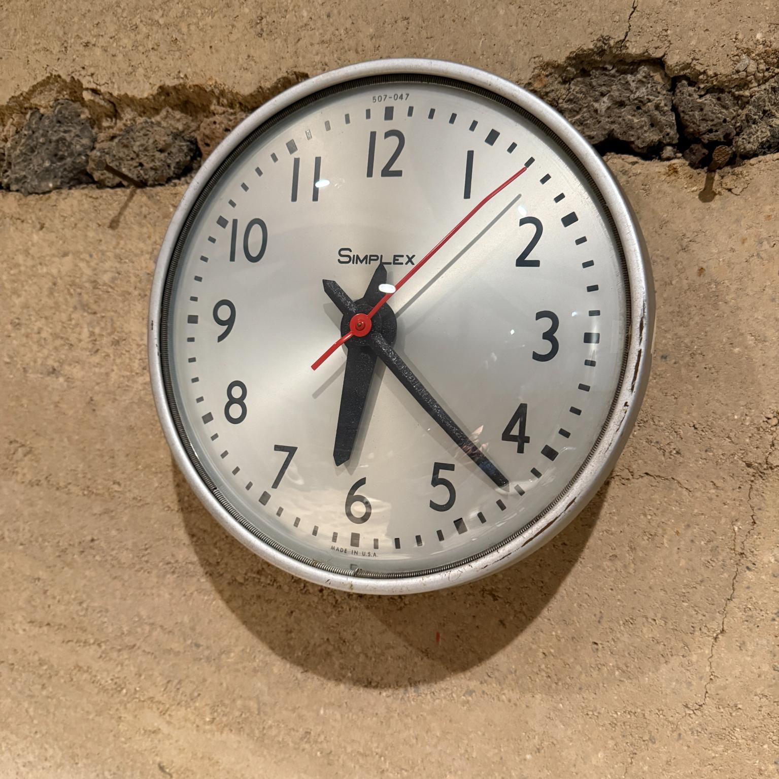 For your consideration, a Simplex round wall clock. Made in the USA. Mid Century period. Electric work. Tested and currently working. Very quiet.
Clean streamline design in aluminum with curved glass. Striking red seconds hand. 

Dimensions: 2.75 d