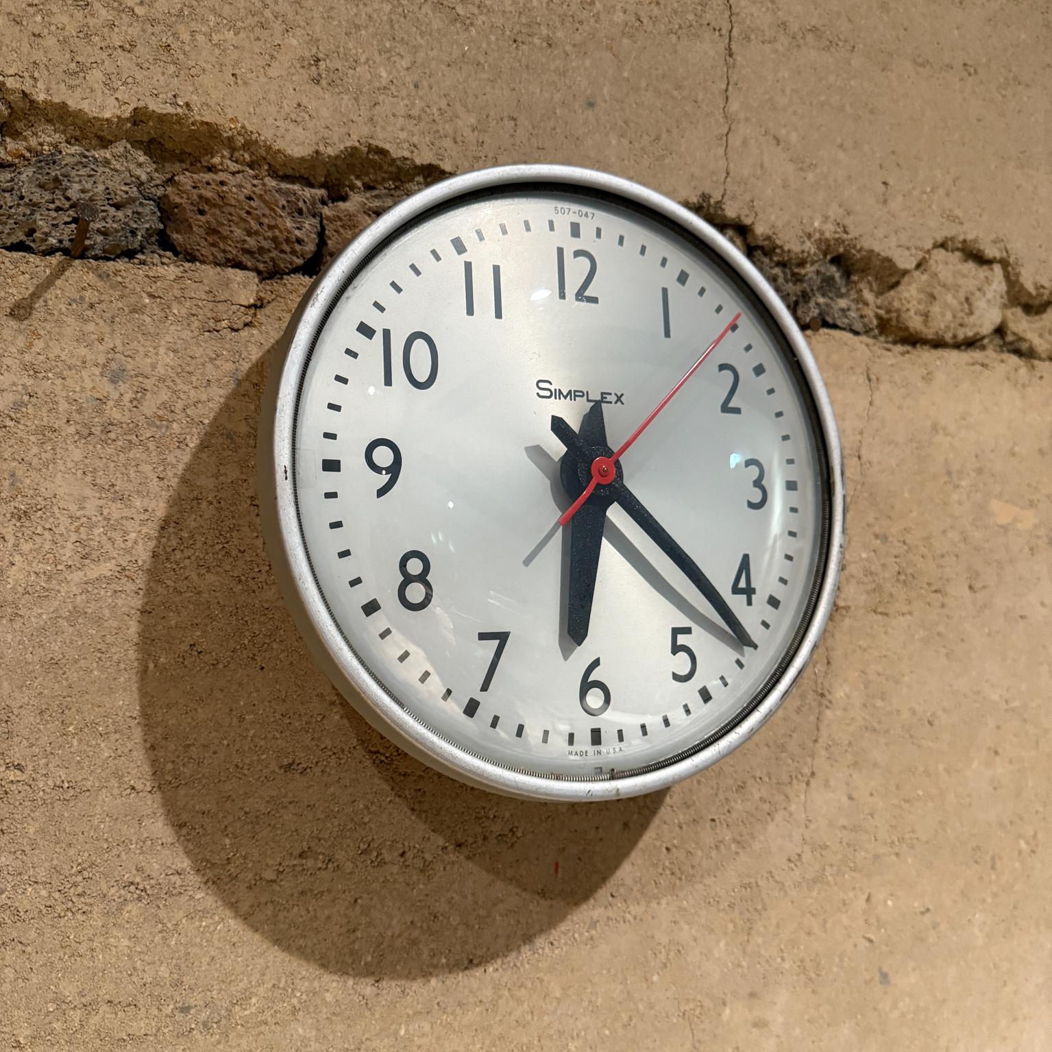 Mid-Century Modern Mid Century Simplex Round Electric Wall Clock For Sale