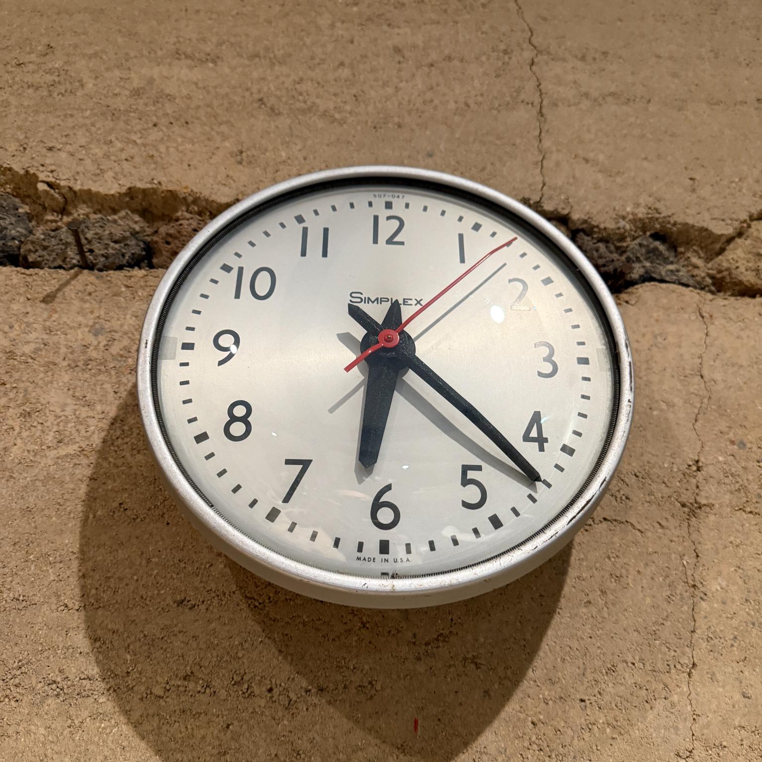 American Mid Century Simplex Round Electric Wall Clock For Sale