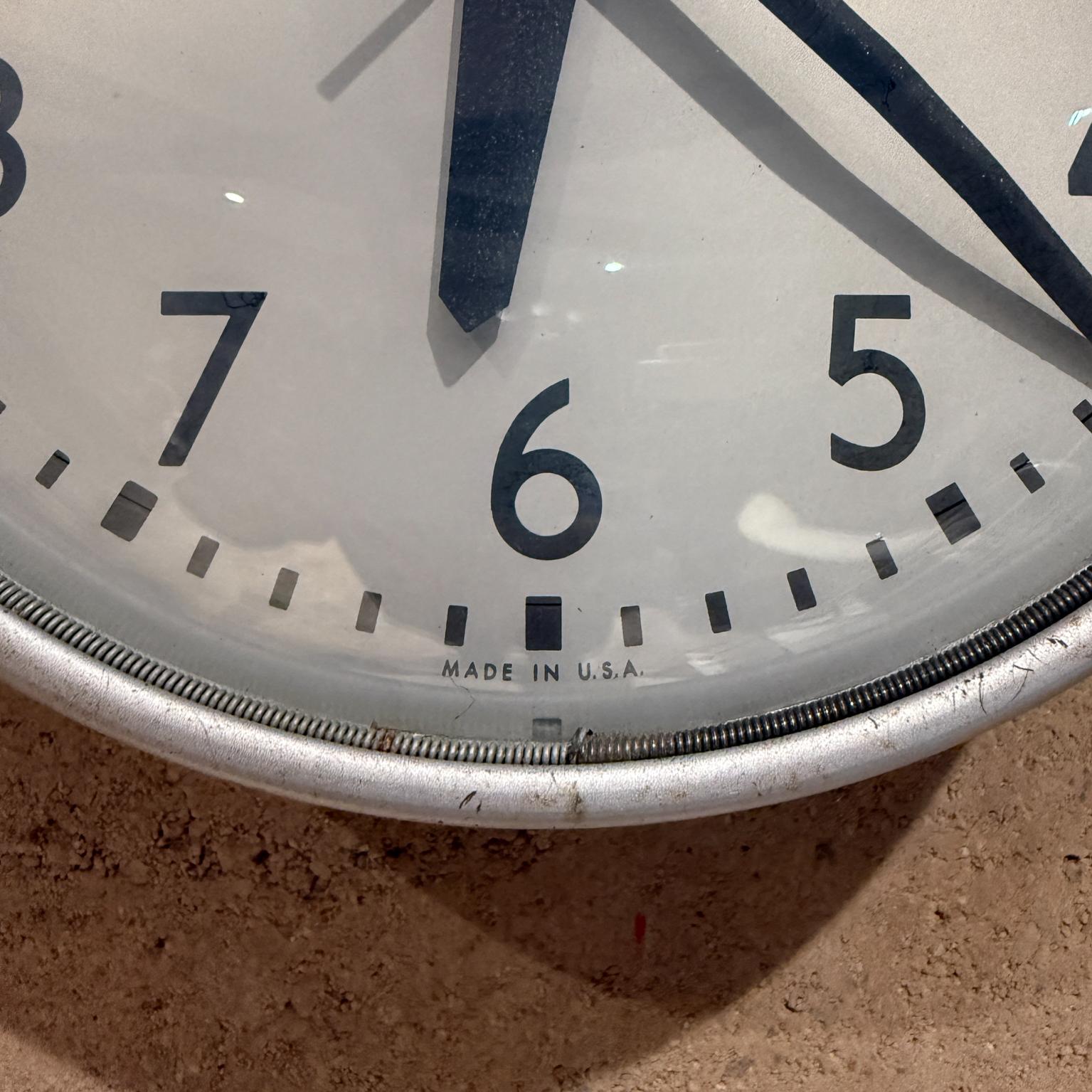 Mid Century Simplex Round Electric Wall Clock In Good Condition For Sale In Chula Vista, CA