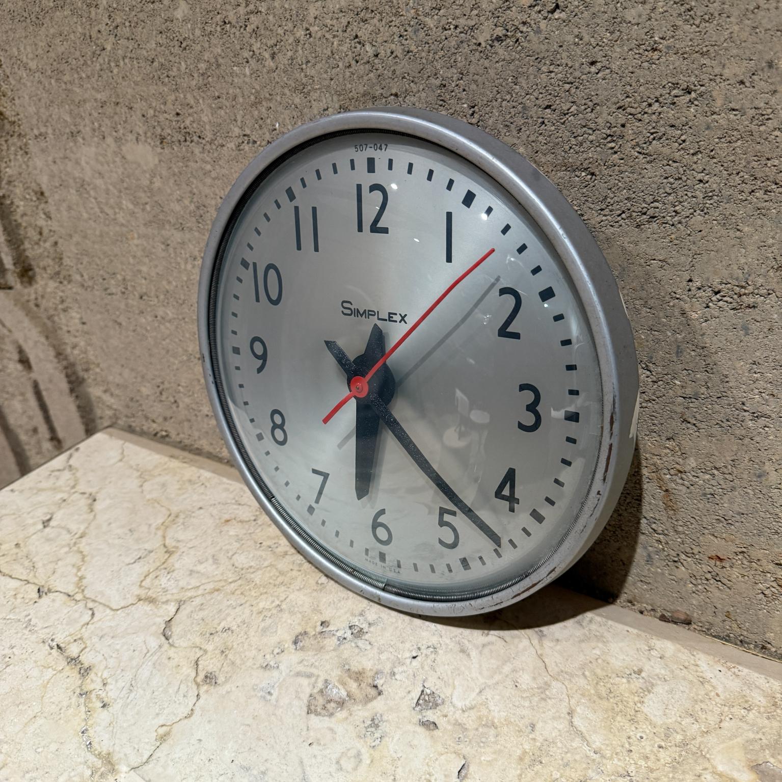 Mid Century Simplex Round Electric Wall Clock For Sale 2