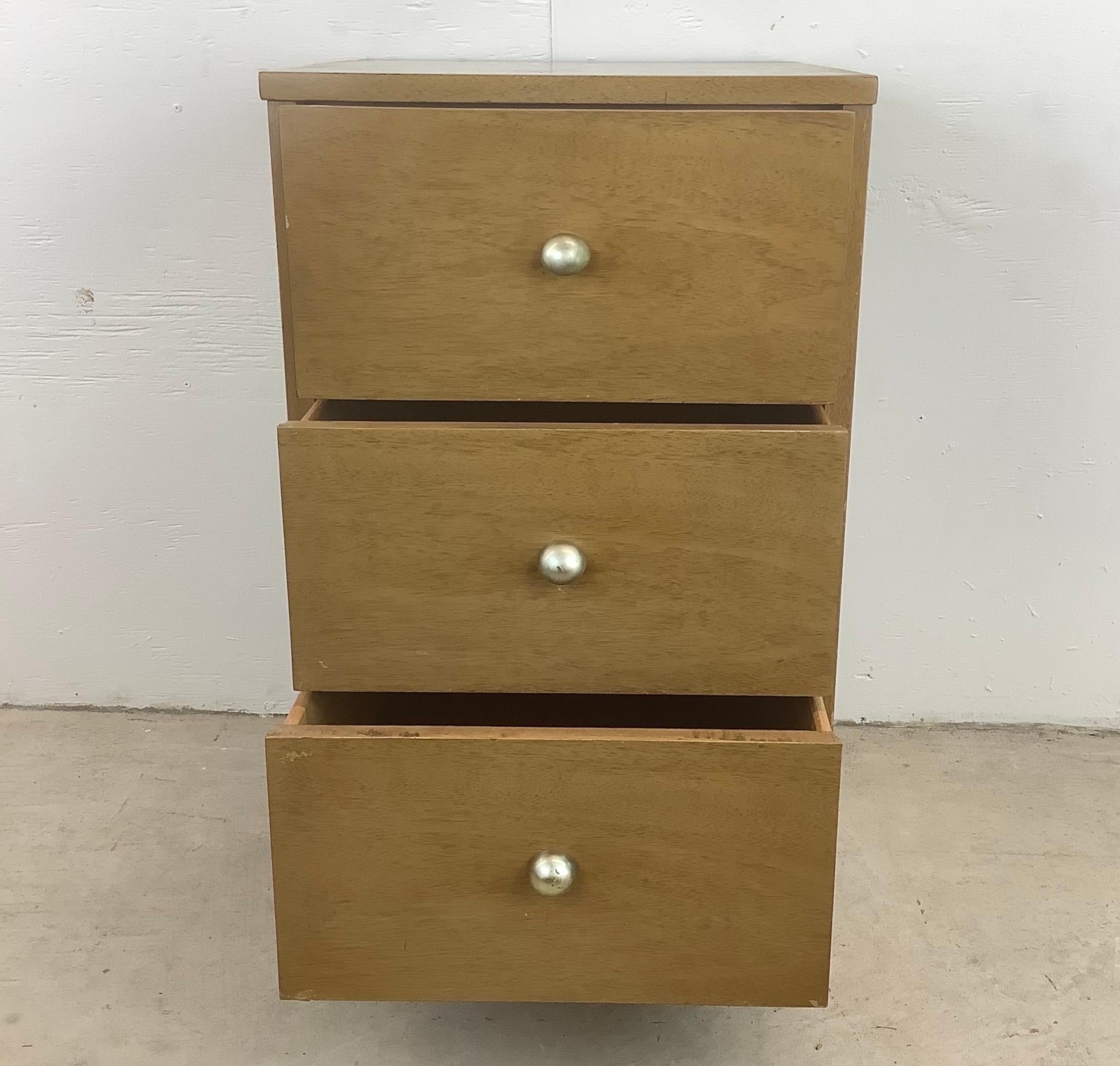 Upgrade your bedroom with the timeless charm of this Vintage Mid-Century Modern Kent Coffey 3-Drawer Chest or Nightstand. This striking vintage modern dresser from the Simplex line offers sleek storage solutions for any space.

Crafted with