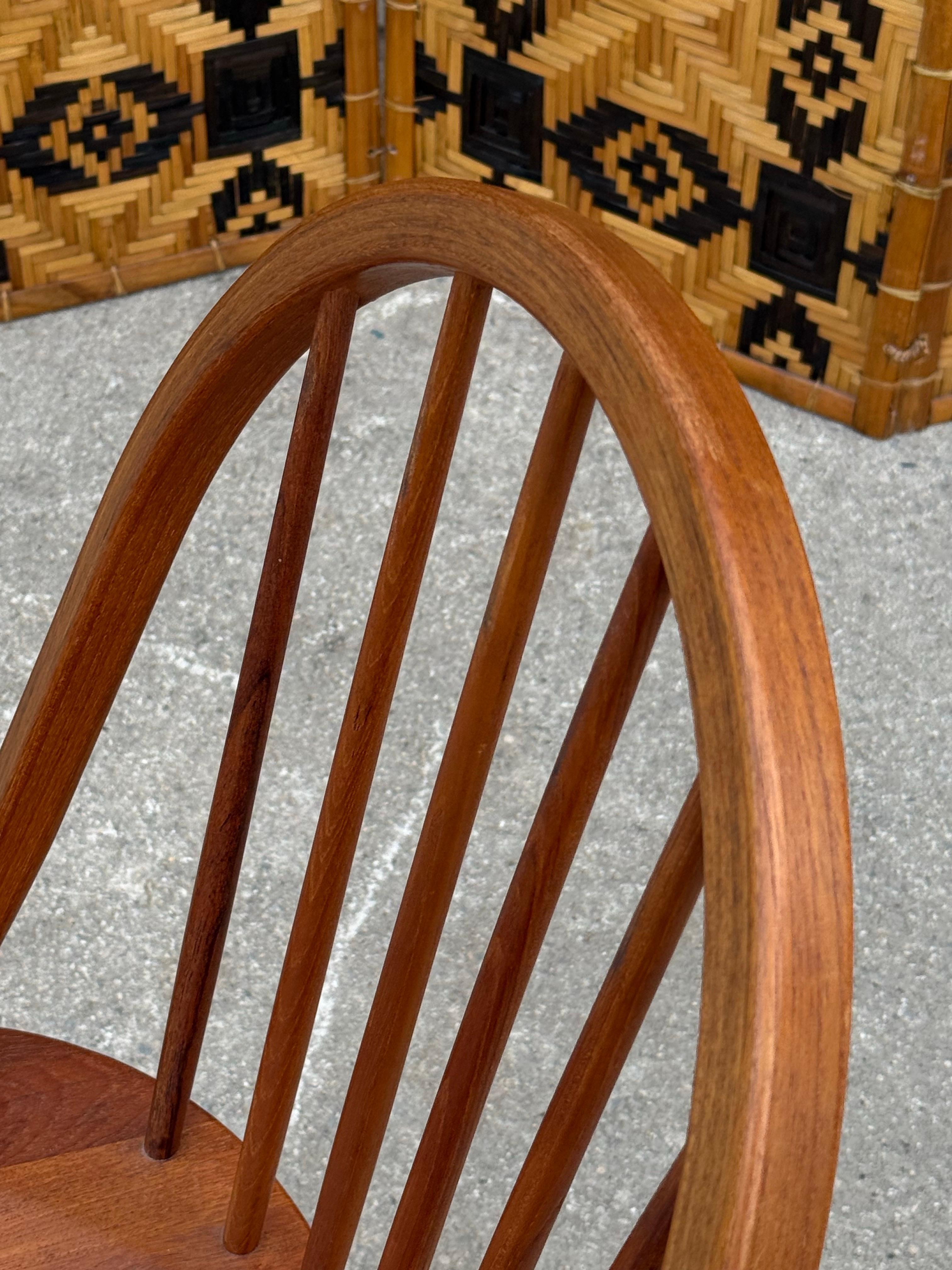 Sedia da pranzo/scrivania singola in teak della metà del secolo scorso. Disegnata da Erik Ole Jørgensen, Danimarca, circa anni '70. Un pezzo perfetto per una sedia da scrivania unica, una sedia ad angolo o un tavolo da pranzo. Caratterizzato da uno