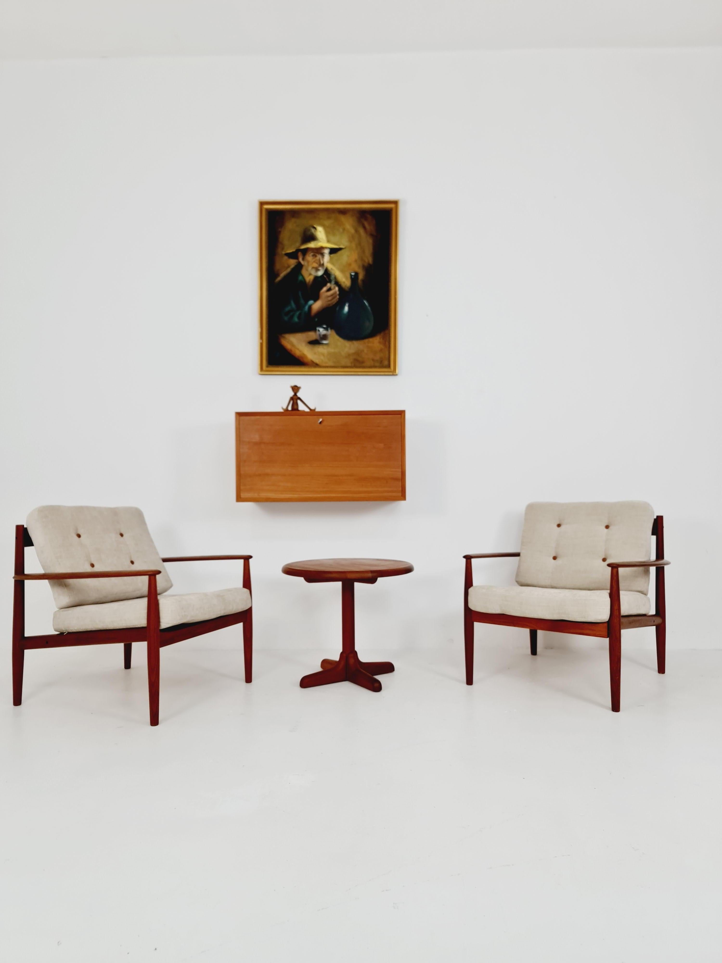 Mid century Danish Teak Wall Bar cabinets by Poul Cadovius for Cado, Denmark, 1960s

Danish design by Poul Cadovius

Design year: 1960s

Dimensions: :  40 D x  80 W x 43   H cm 

It is in mint condition, however, as with all vintage items some minor