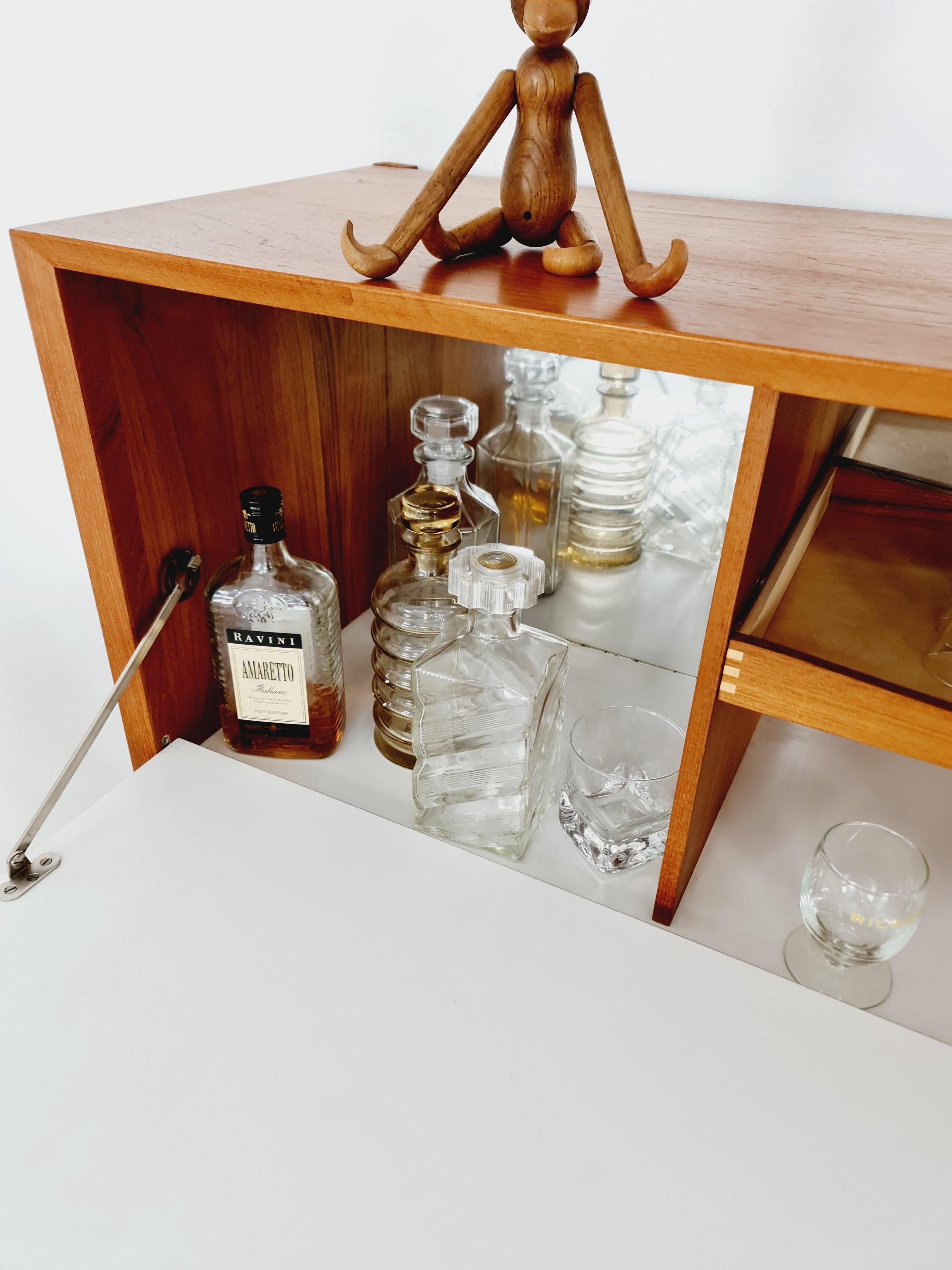 Mid century Single Danish Teak Wall Bar by Poul Cadovius for Cado, Denmark, 1960 In Good Condition For Sale In Gaggenau, DE