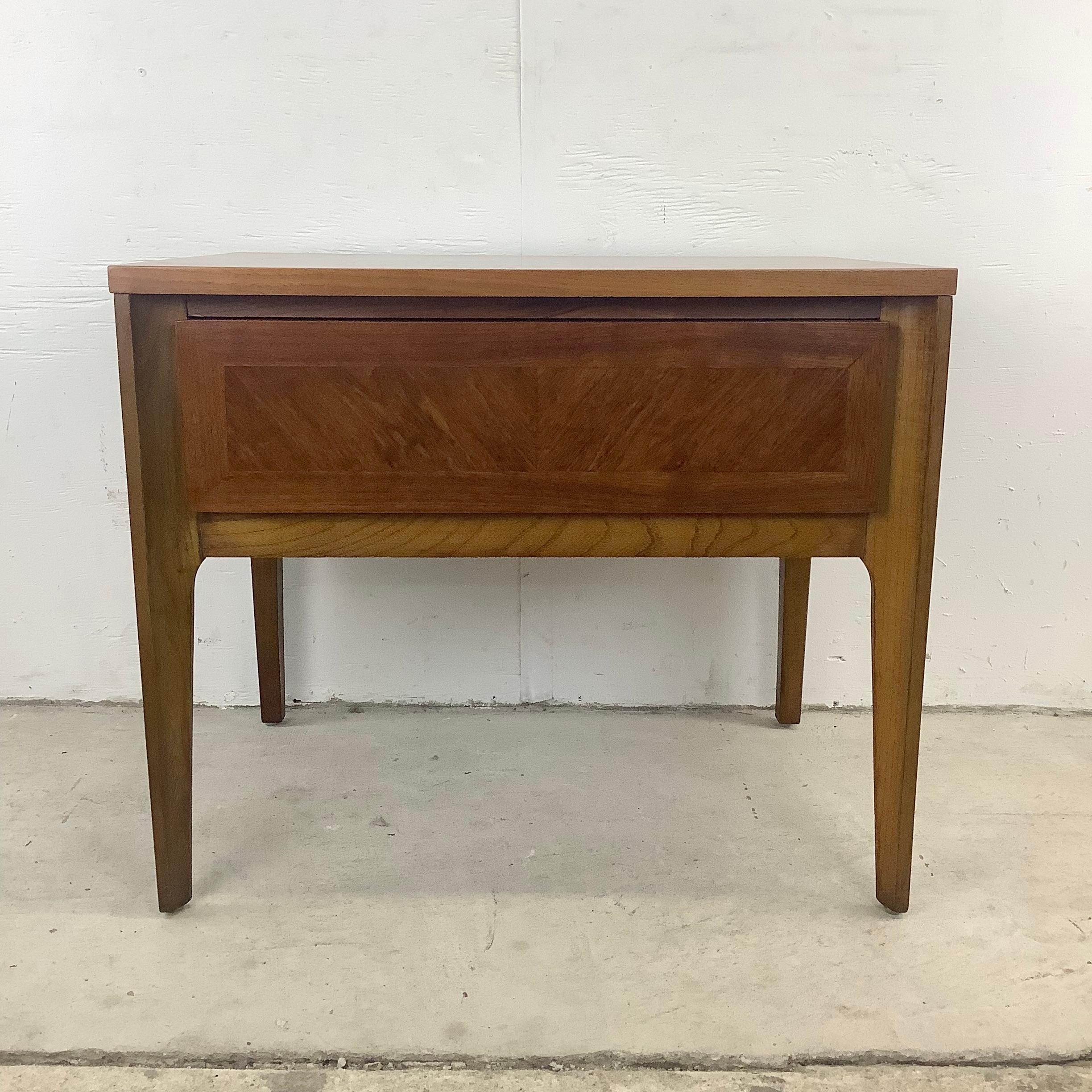 This mid-century single drawer end table from Lane furniture features choice vintage walnut veneer and sturdy construction. Perfect size end table for use as a sofa side table, lamp table, or nightstands. Spacious drawer and wide table top make this
