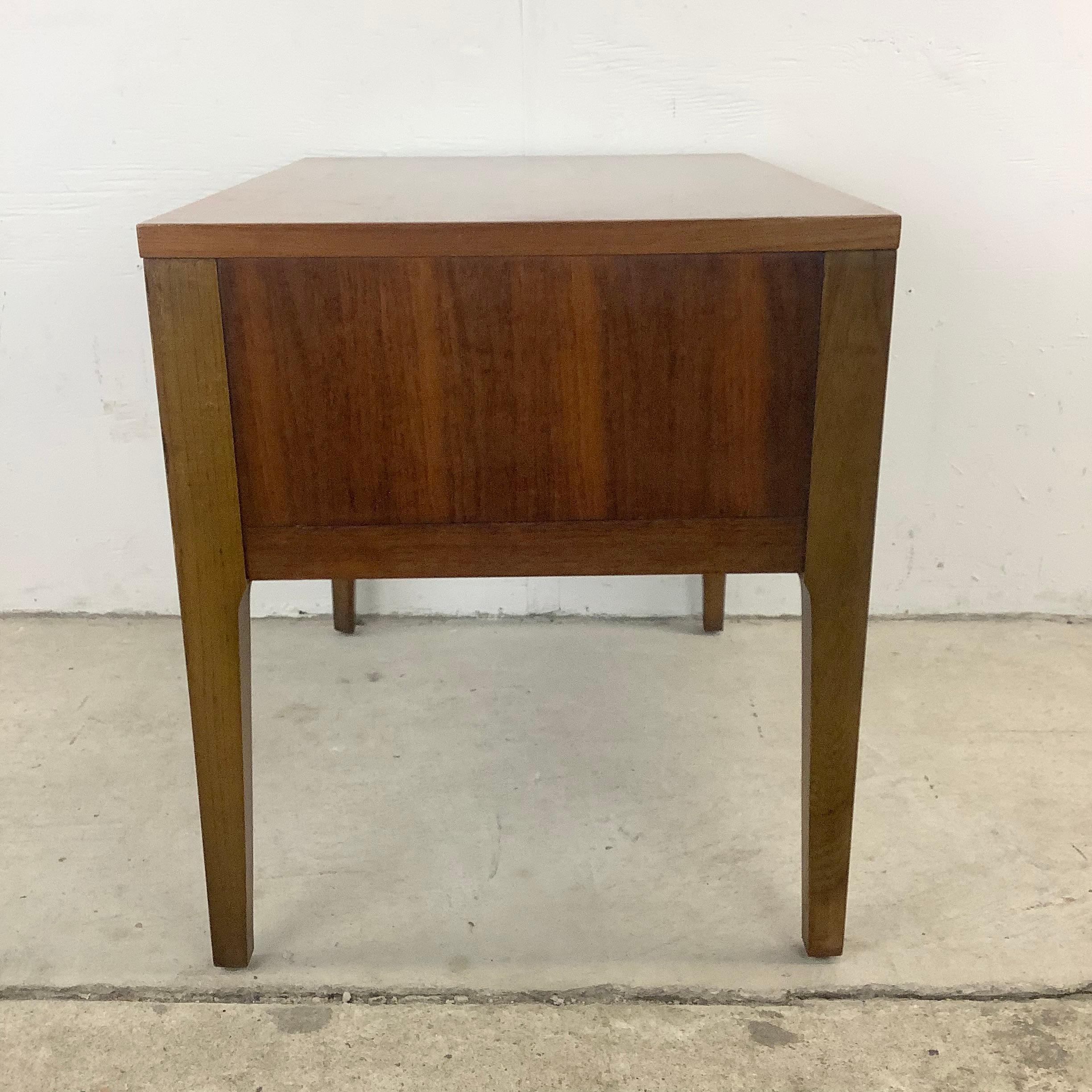 Mid-Century Single Drawer Walnut End Table or Nightstand by Lane In Good Condition In Trenton, NJ