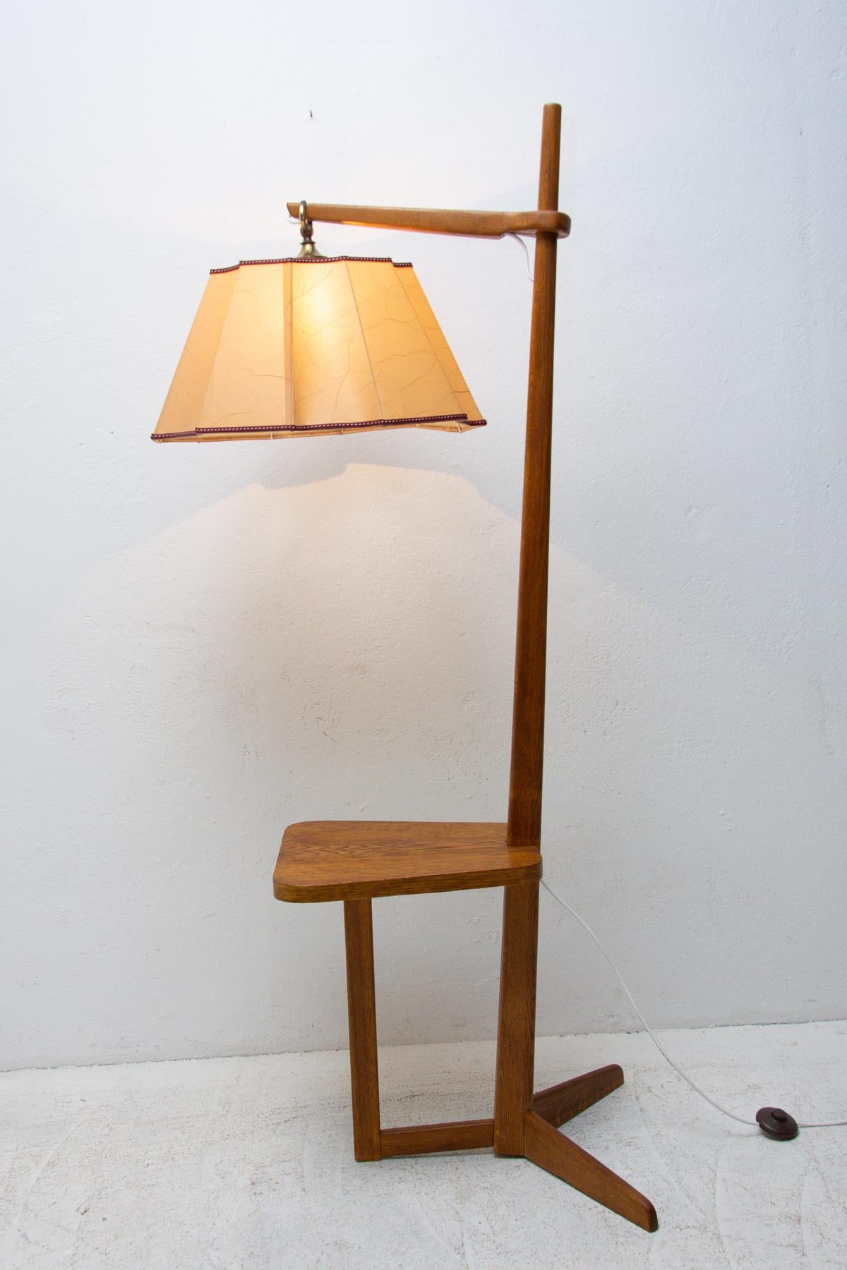 Mid century wooden floor lamp in oak with restored lampshade.
Made in the 50´s in the former Czechoslovakia, it was produced for “Krasna Jizba” company. In excellent condition, fullry restored, new wiring.

Lampshade height: 29 cm.