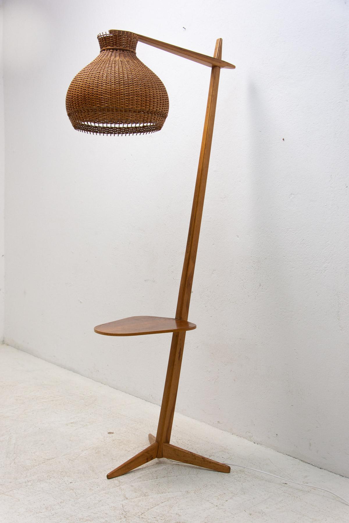 Mid century wooden floor lamp in oak with wicker lampshade.
Made in the 1950´s in the former Czechoslovakia, it was produced for “Krasna Jizba” company. In very good condition, new wiring, one E27 bulb, UP to 250 V.

Height: 168 cm

width: 67