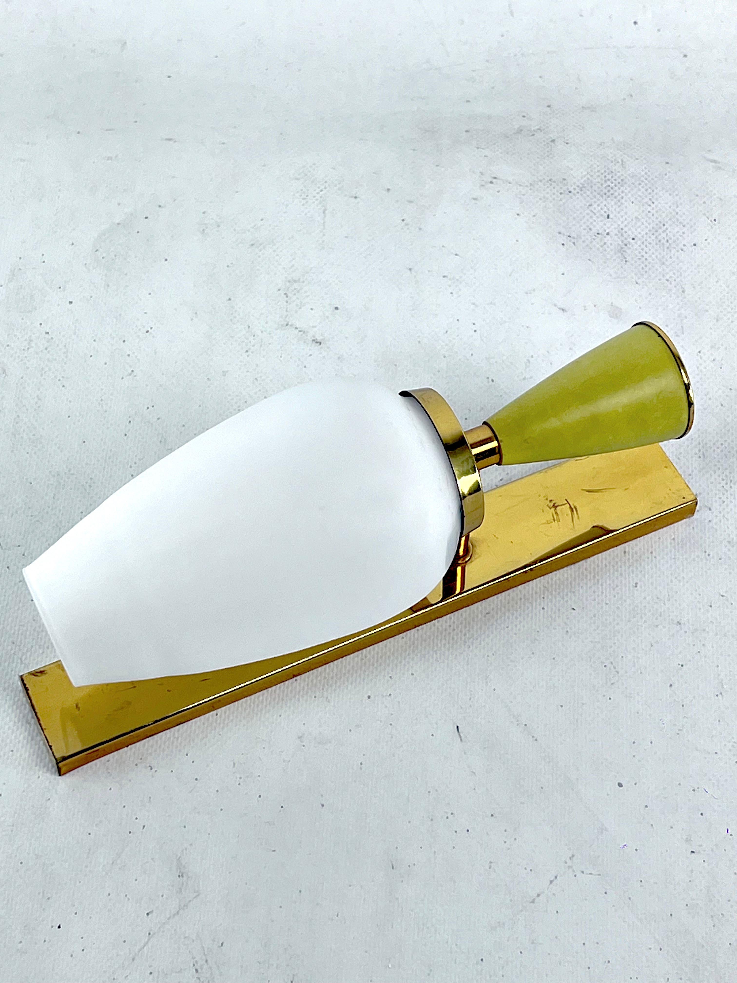 Mid-Century single Italian sconce in Stilnovo manner. 1950s In Good Condition In Catania, CT
