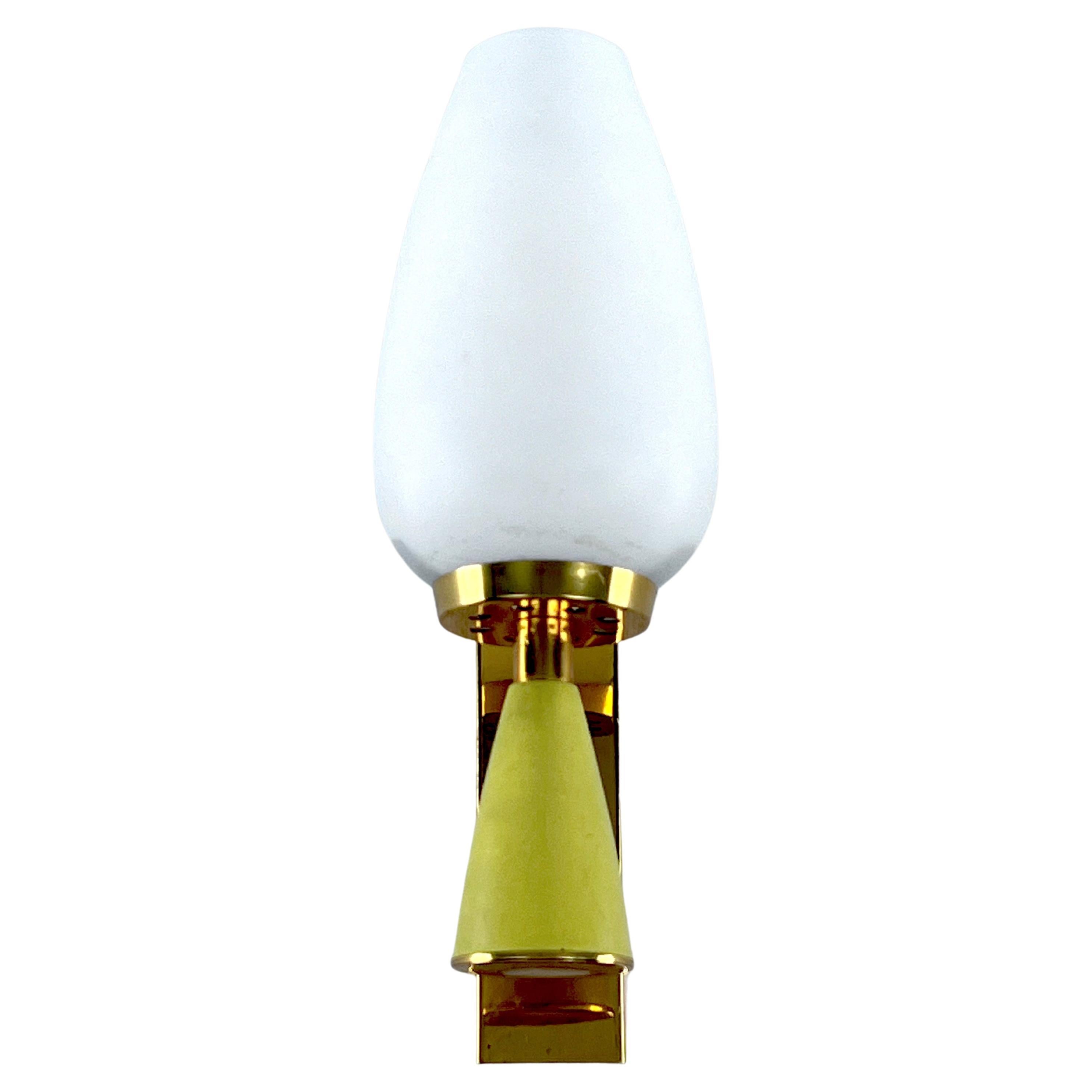 Mid-Century single Italian sconce in Stilnovo manner. 1950s