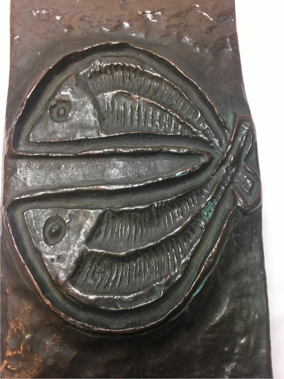A single two fish bronze front door handle. In very good condition and an impressive entry piece.