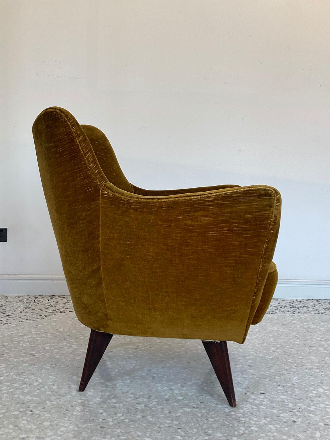 Mid Century Single Velvet ‘PERLA’ Armchair by G. Veronesi for ISA, Italy, 1950s In Good Condition In Milano, IT