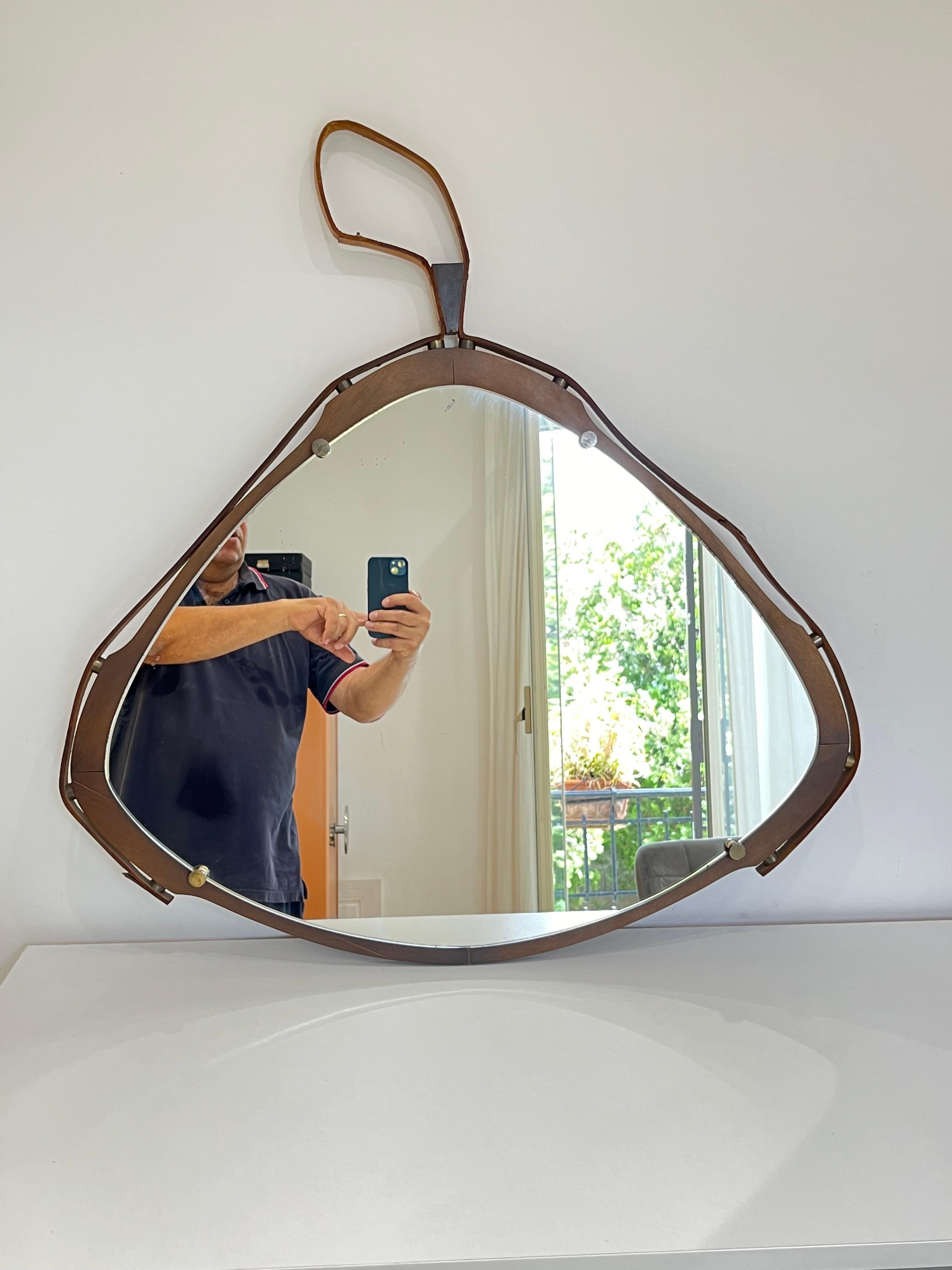 Specchio da parete sinuoso napoletano di metà secolo in pelle e ottone anni '60 In condizioni buone a Palermo, IT