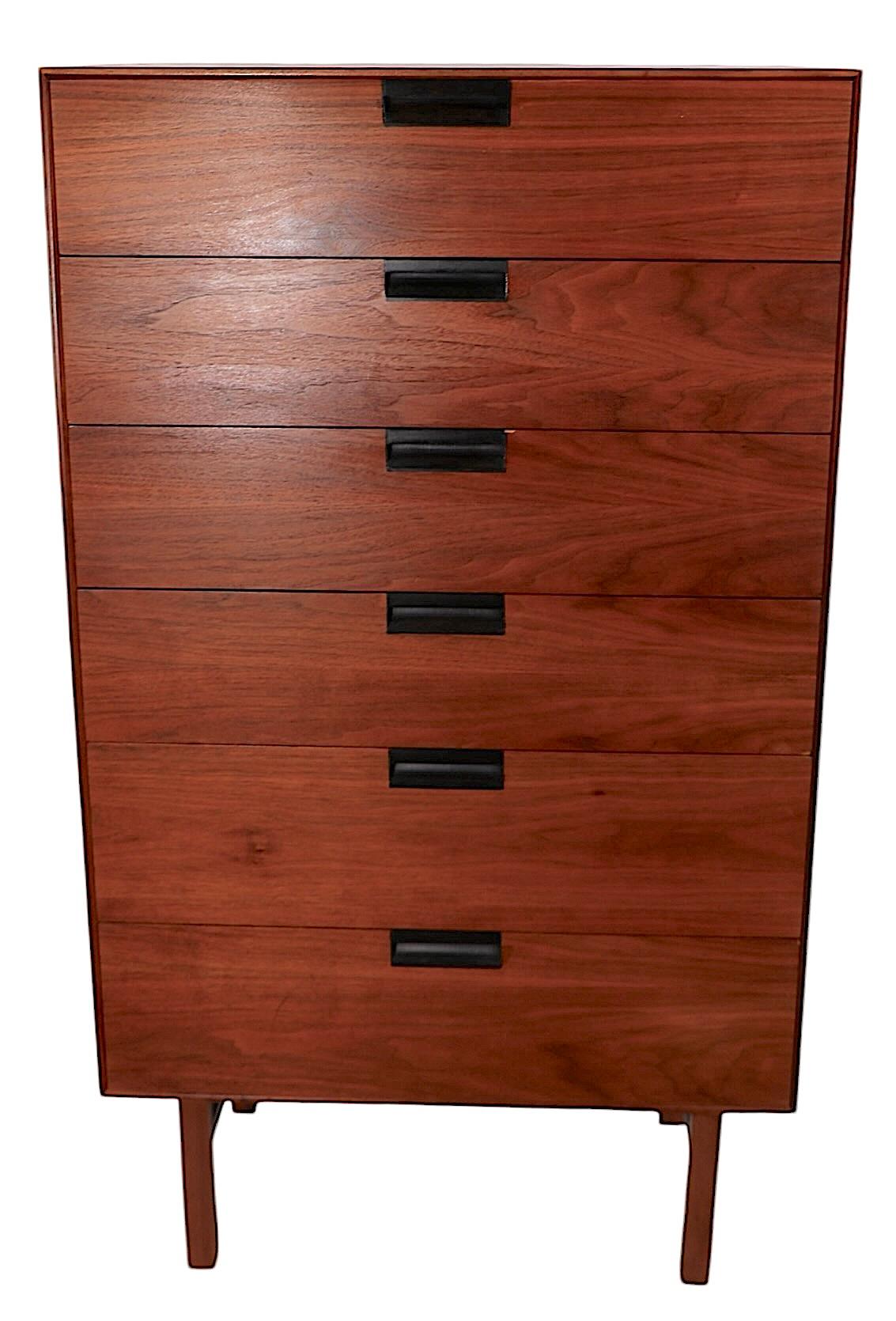 Eccezionale comò a sei cassetti della metà del secolo, design attribuito a Milo Baughman, per Directional. Questa cassapanca elegante e sofisticata è caratterizzata da una cassa in noce vivace con maniglie ebanizzate. La cassa è sollevata su gambe