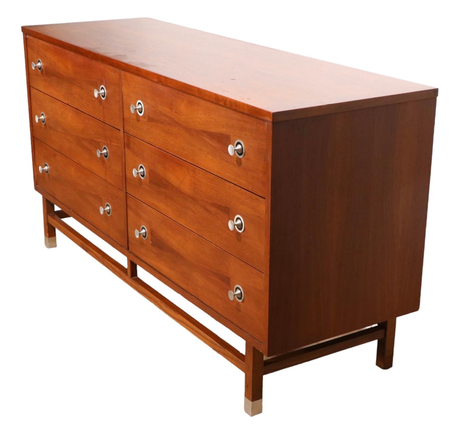 Américain Commode à six tiroirs du milieu du siècle par Distinctive Furniture By Stanley 1950/1960's en vente