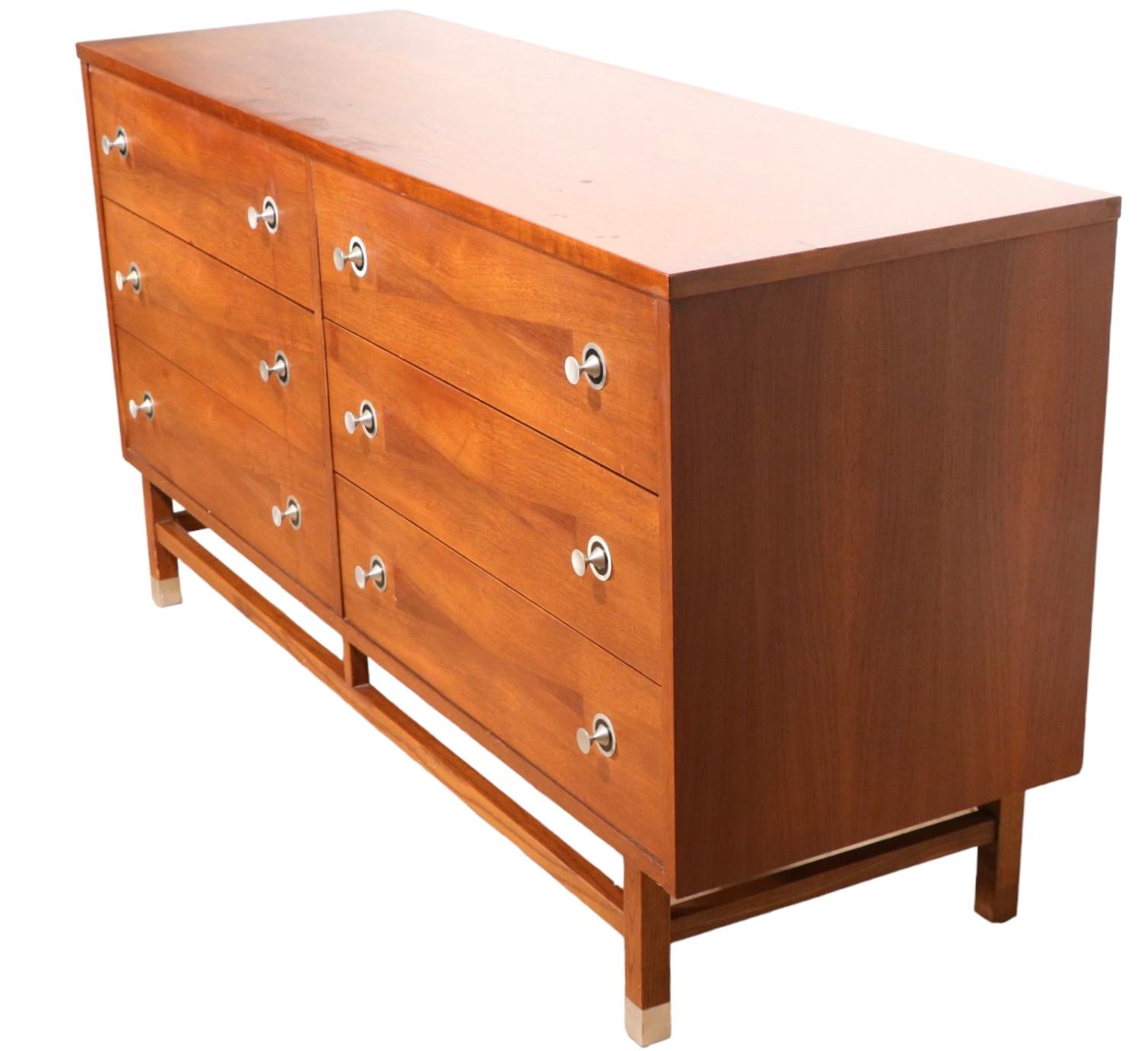 Commode à six tiroirs du milieu du siècle par Distinctive Furniture By Stanley 1950/1960's Bon état - En vente à New York, NY