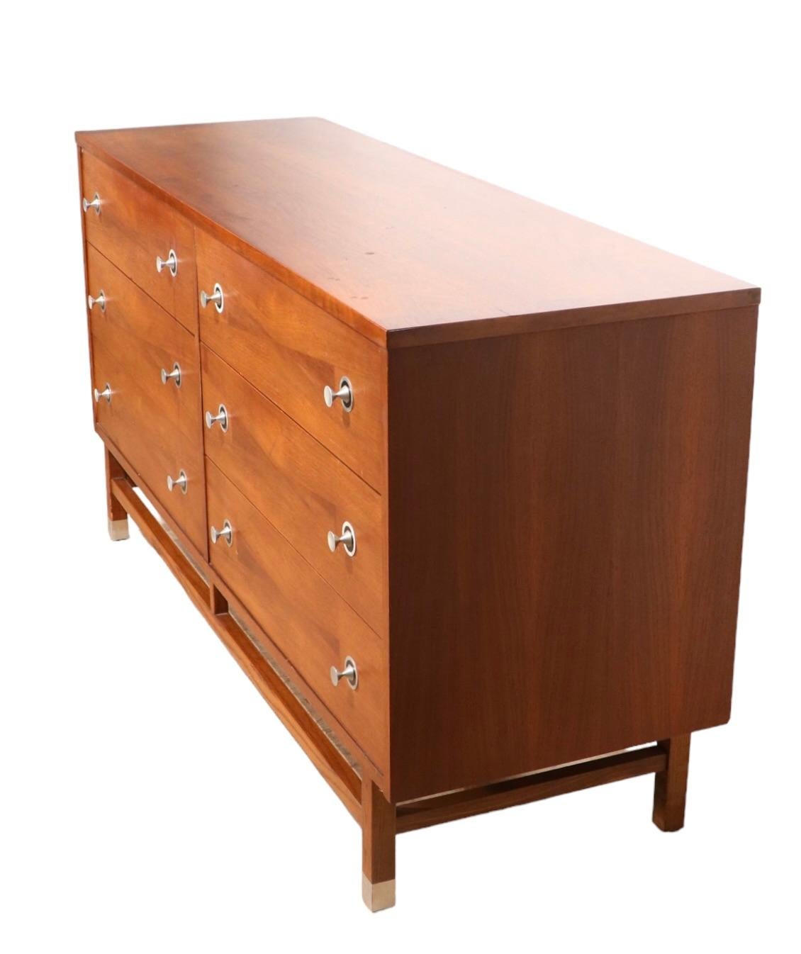 20ième siècle Commode à six tiroirs du milieu du siècle par Distinctive Furniture By Stanley 1950/1960's en vente