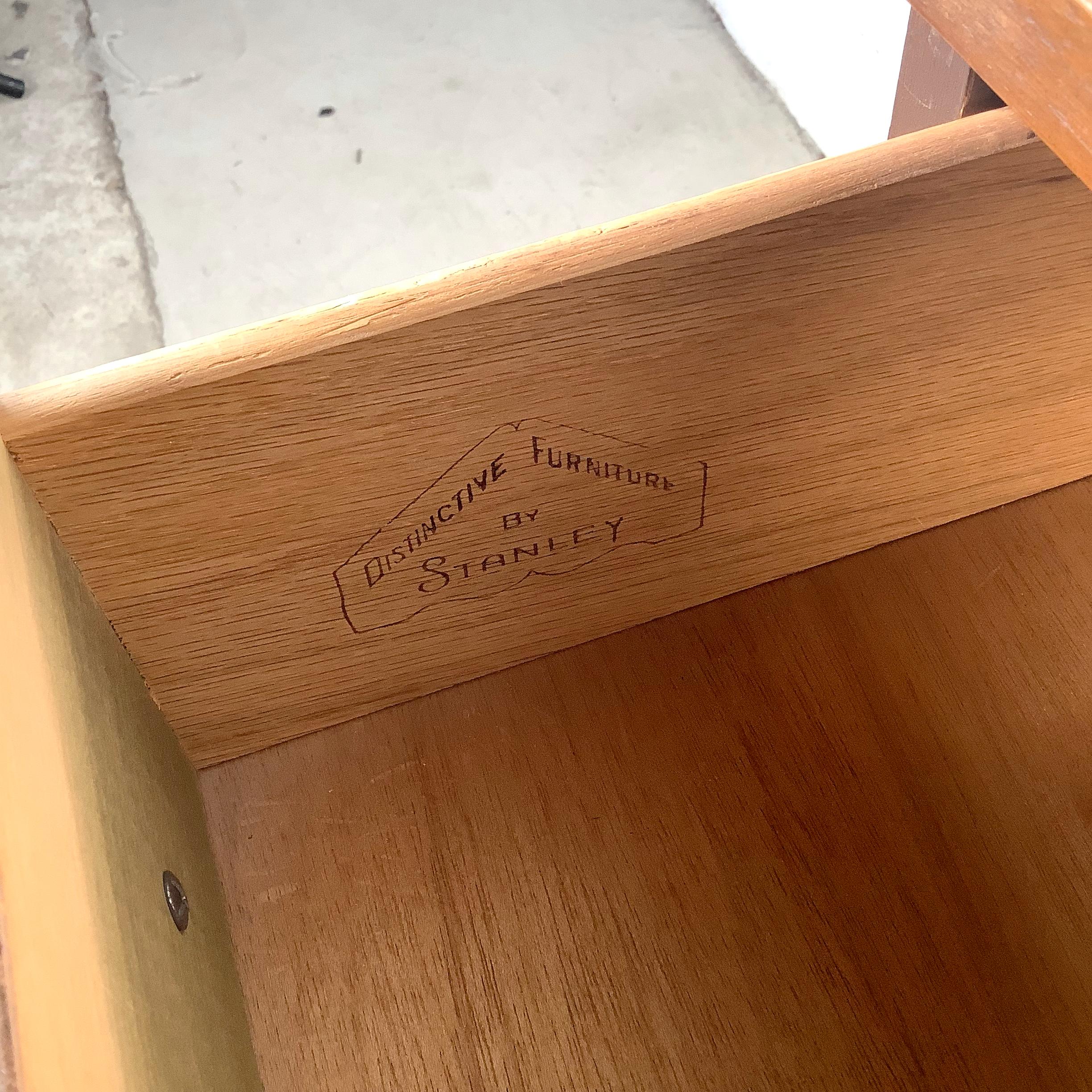 Cómoda de seis cajones de mediados de siglo by Stanley Furniture en venta 2