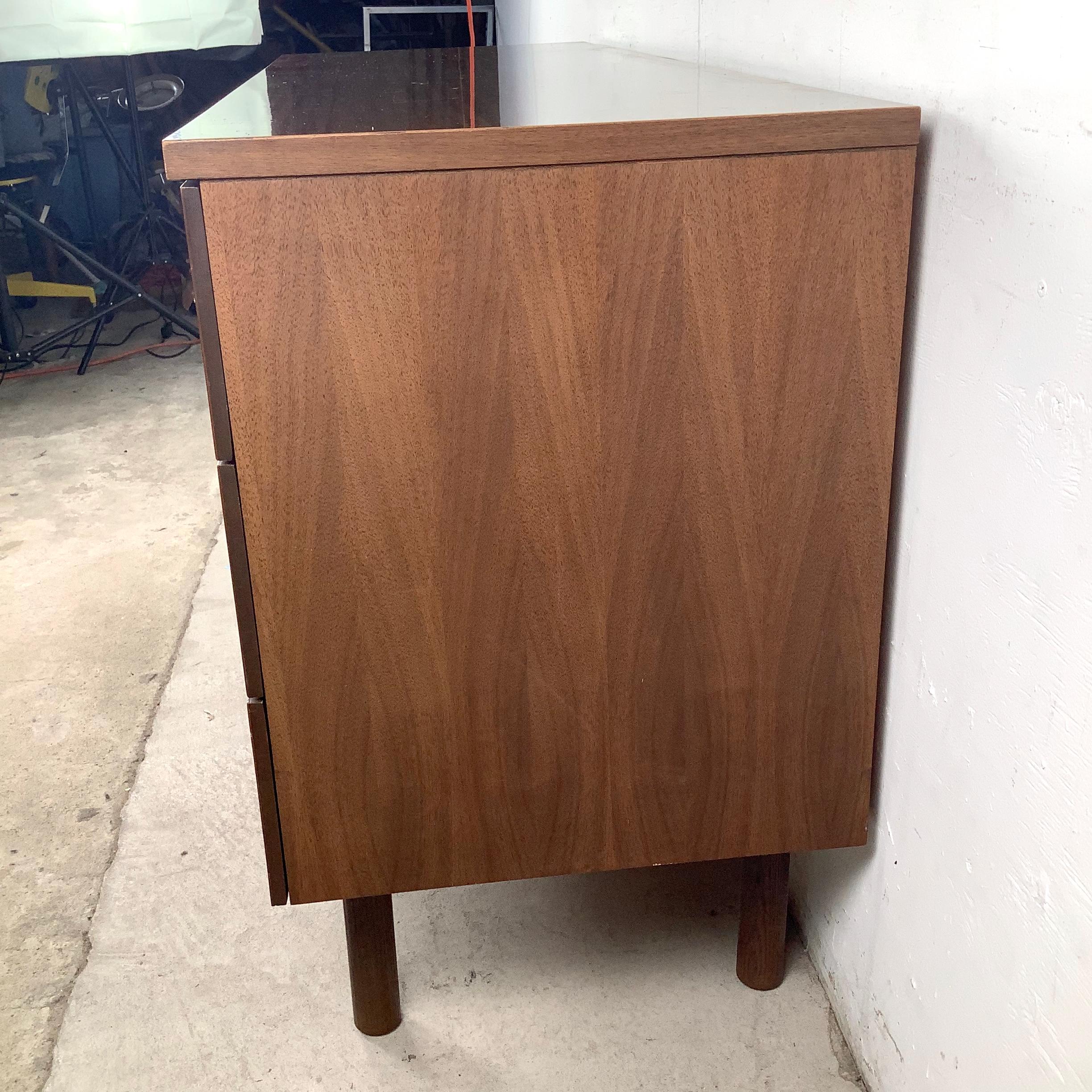 Cómoda de seis cajones de mediados de siglo by Stanley Furniture en Bueno estado para la venta en Trenton, NJ