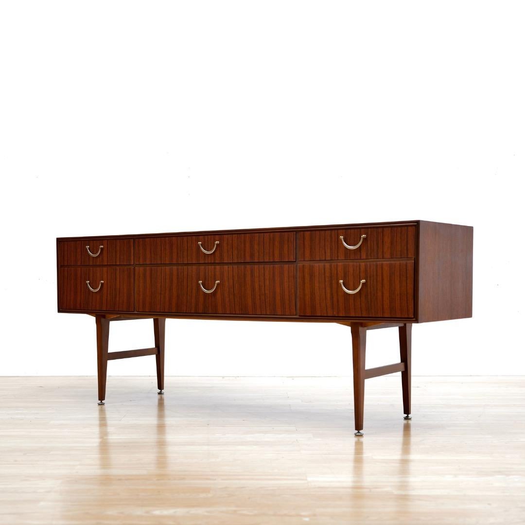 Commode console à six tiroirs du milieu du siècle par Meredew of Letchworth en vente 1