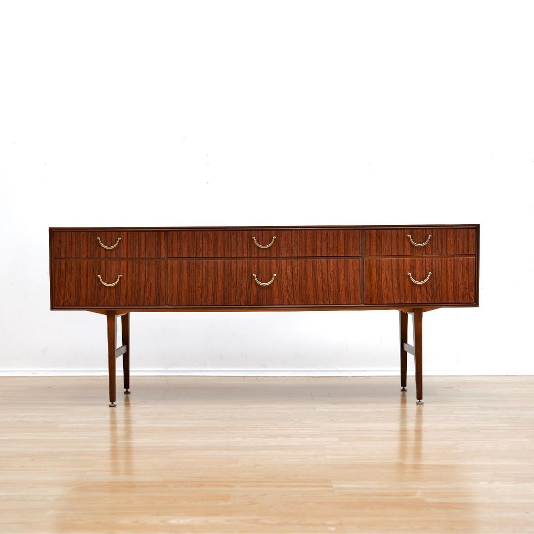 Commode console à six tiroirs du milieu du siècle par Meredew of Letchworth en vente 2