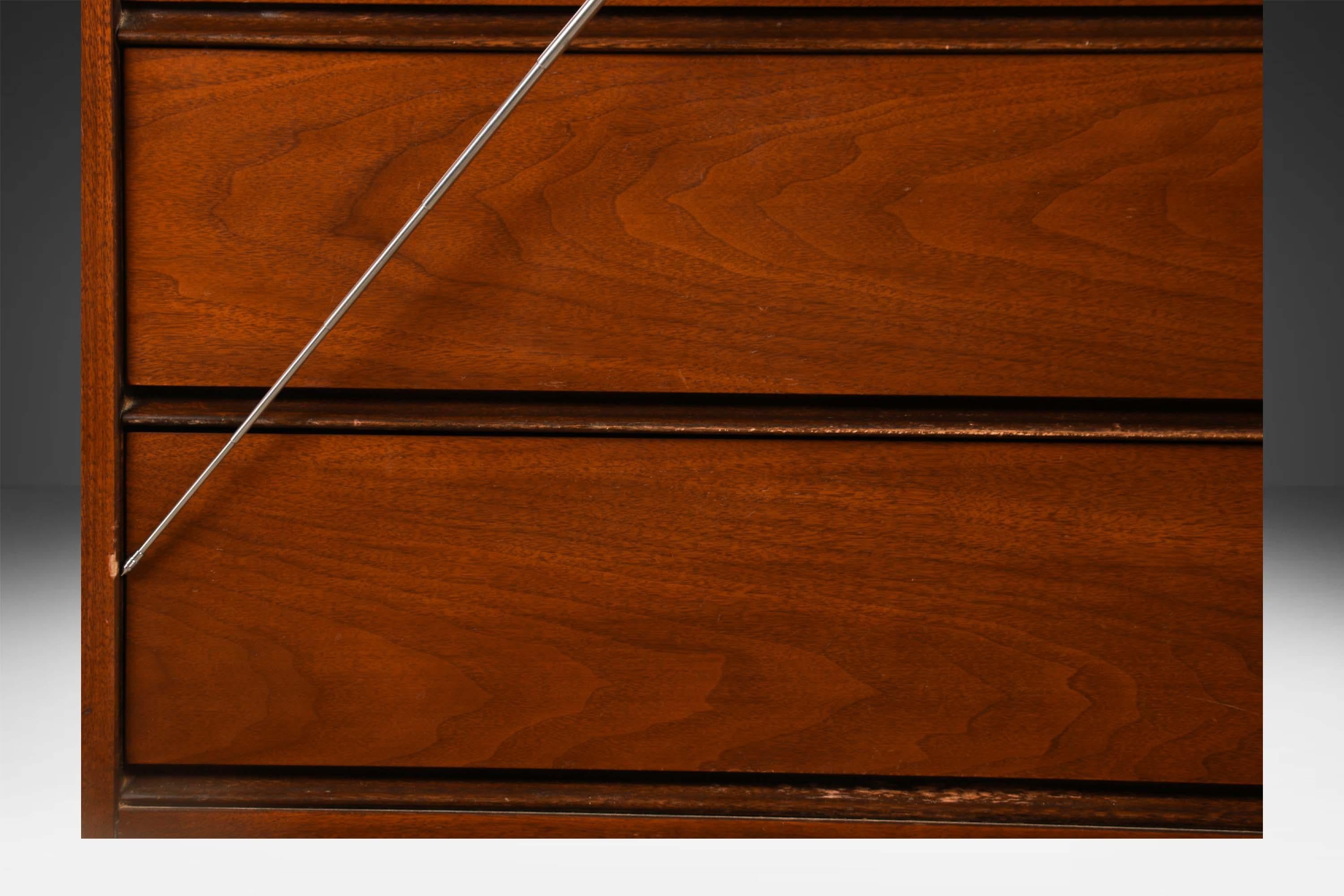 Mid-Century Six Drawer Modern Dresser en venta 4