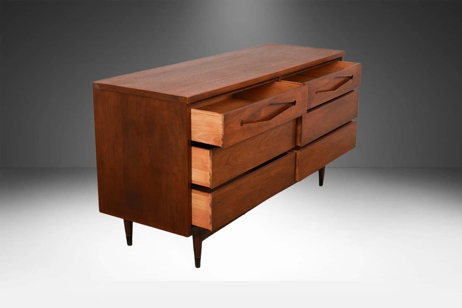 Mid-Century Six Drawer Modern Dresser Moderno de mediados de siglo en venta