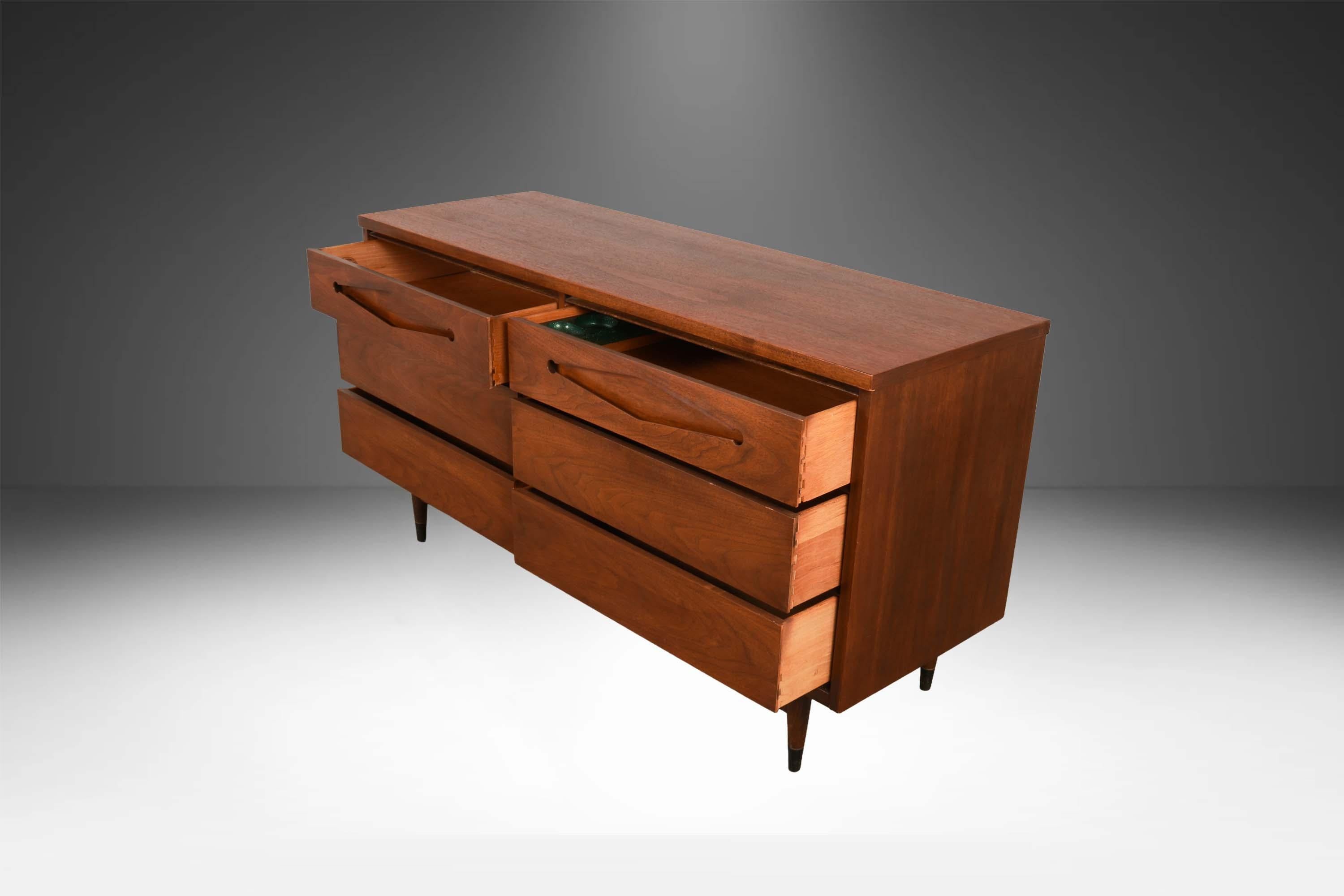 Mid-Century Six Drawer Modern Dresser Estadounidense en venta