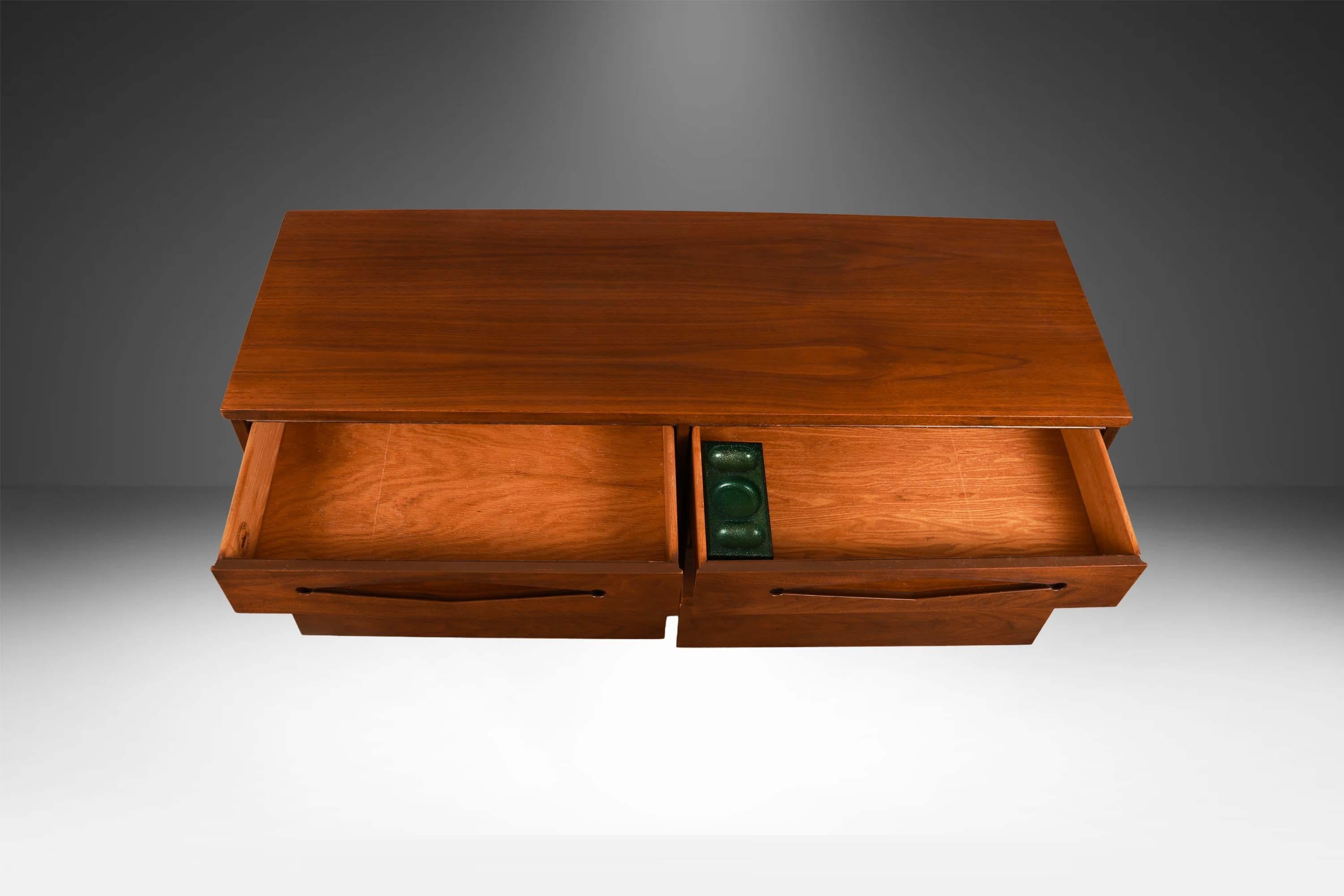 Mid-Century Six Drawer Modern Dresser en Bastante bueno estado para la venta en Baltimore, MD