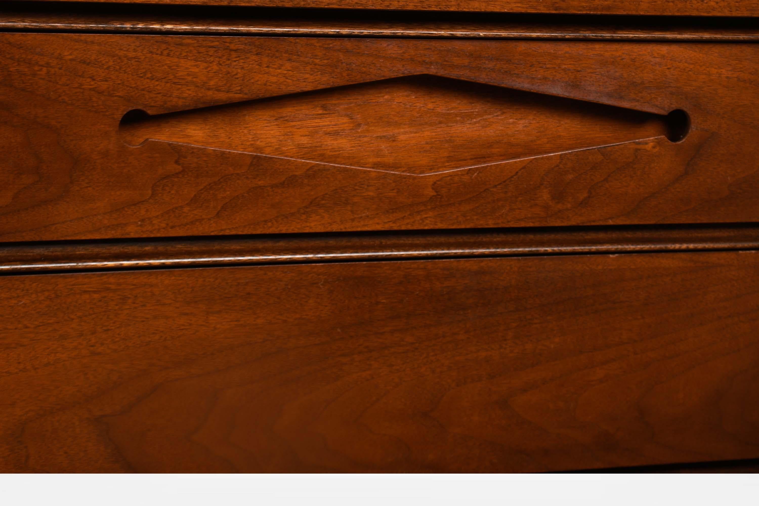 Mid-Century Six Drawer Modern Dresser Nogal en venta