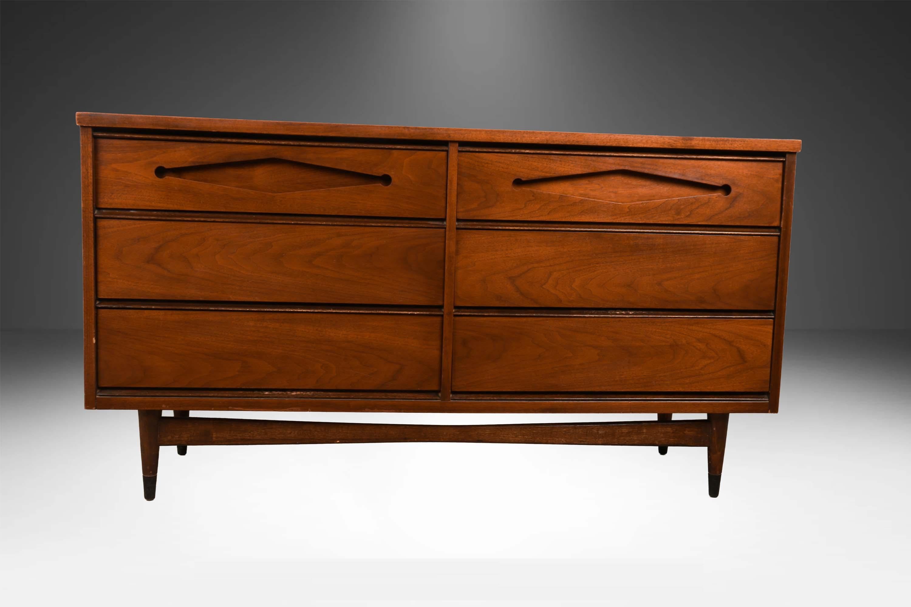 Mid-Century Six Drawer Modern Dresser en venta 1