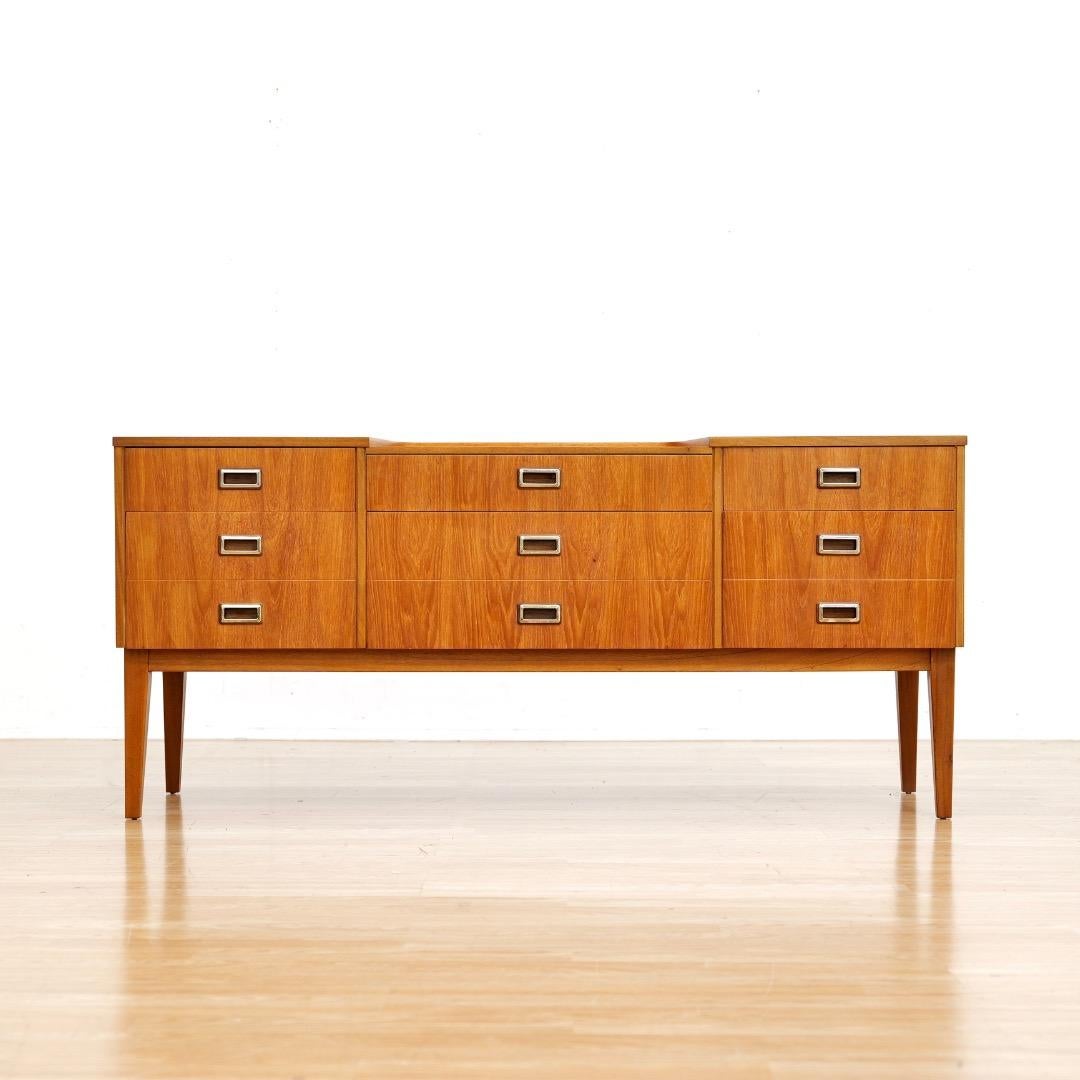 Comò in teak a sei cassetti del Medioevo In condizioni buone in vendita a Los Angeles, CA