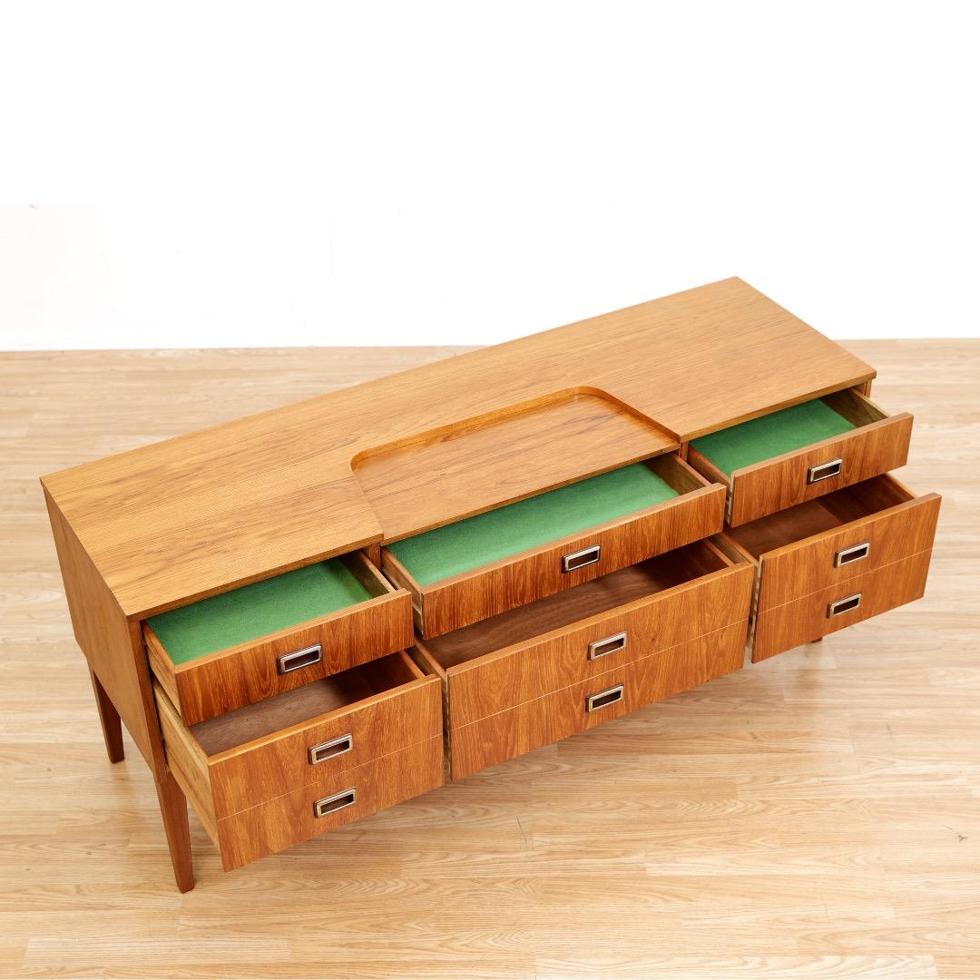 Metà XX secolo Comò in teak a sei cassetti del Medioevo in vendita