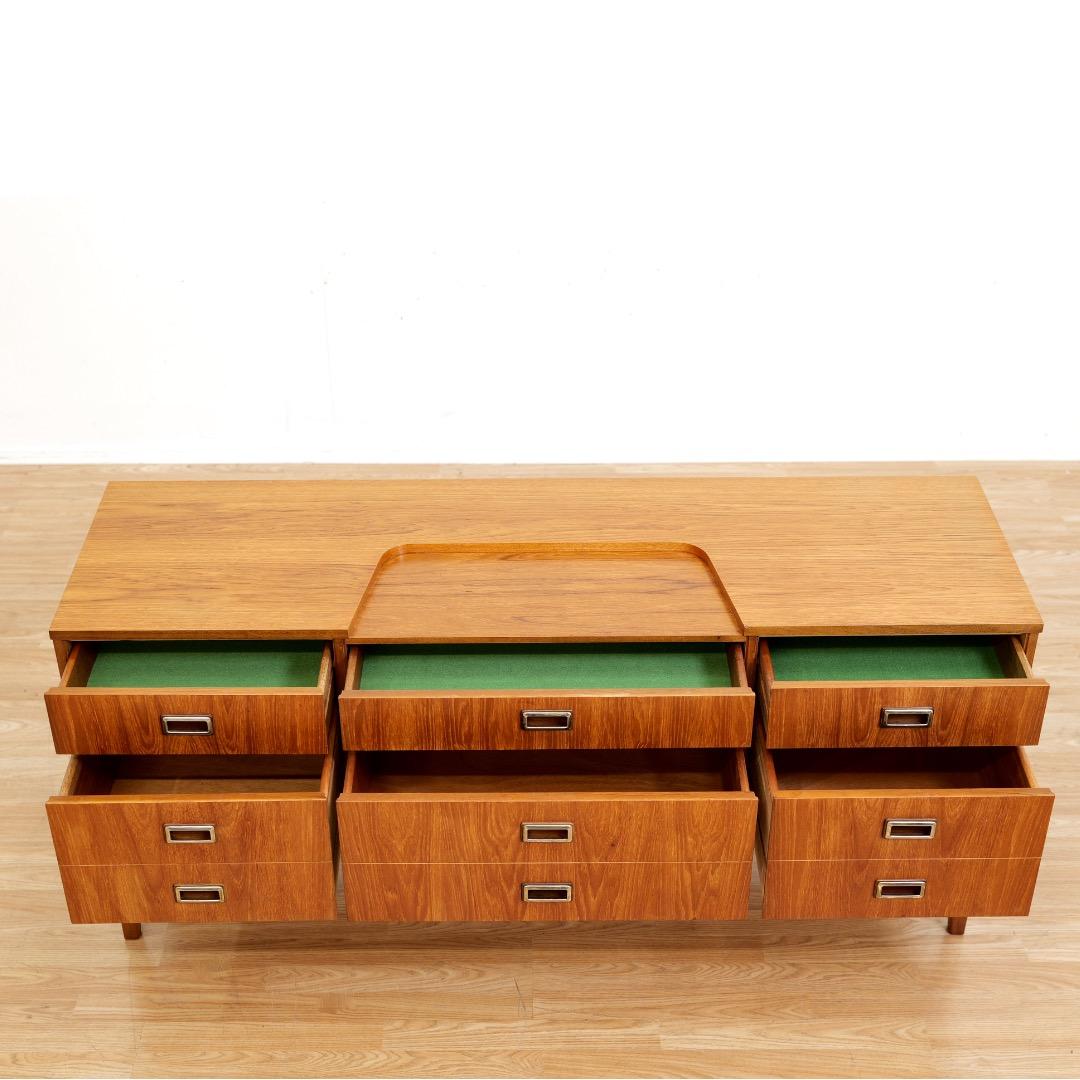 Teak Comò in teak a sei cassetti del Medioevo in vendita