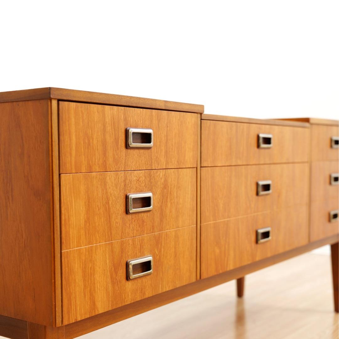 Comò in teak a sei cassetti del Medioevo in vendita 1