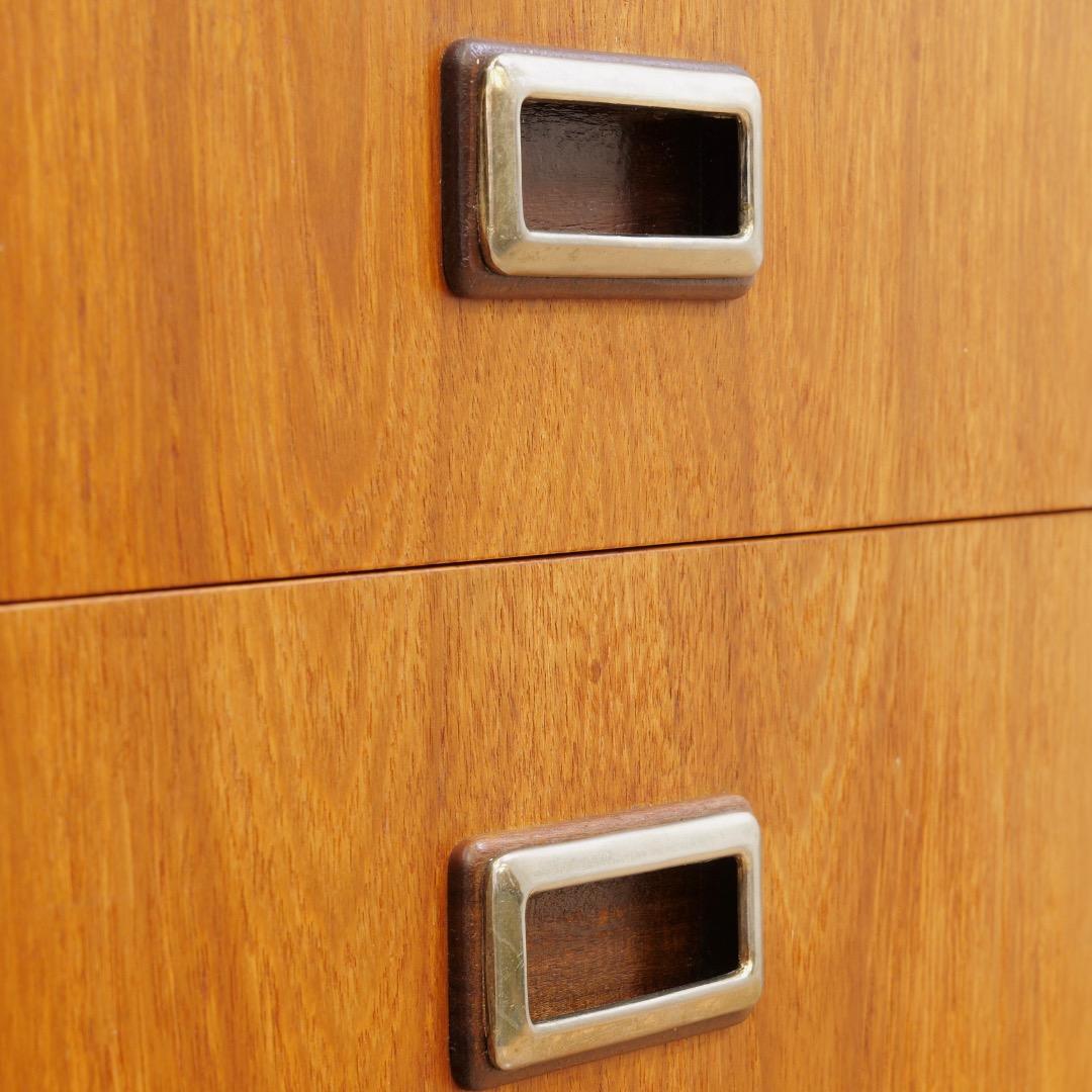 Comò in teak a sei cassetti del Medioevo in vendita 2