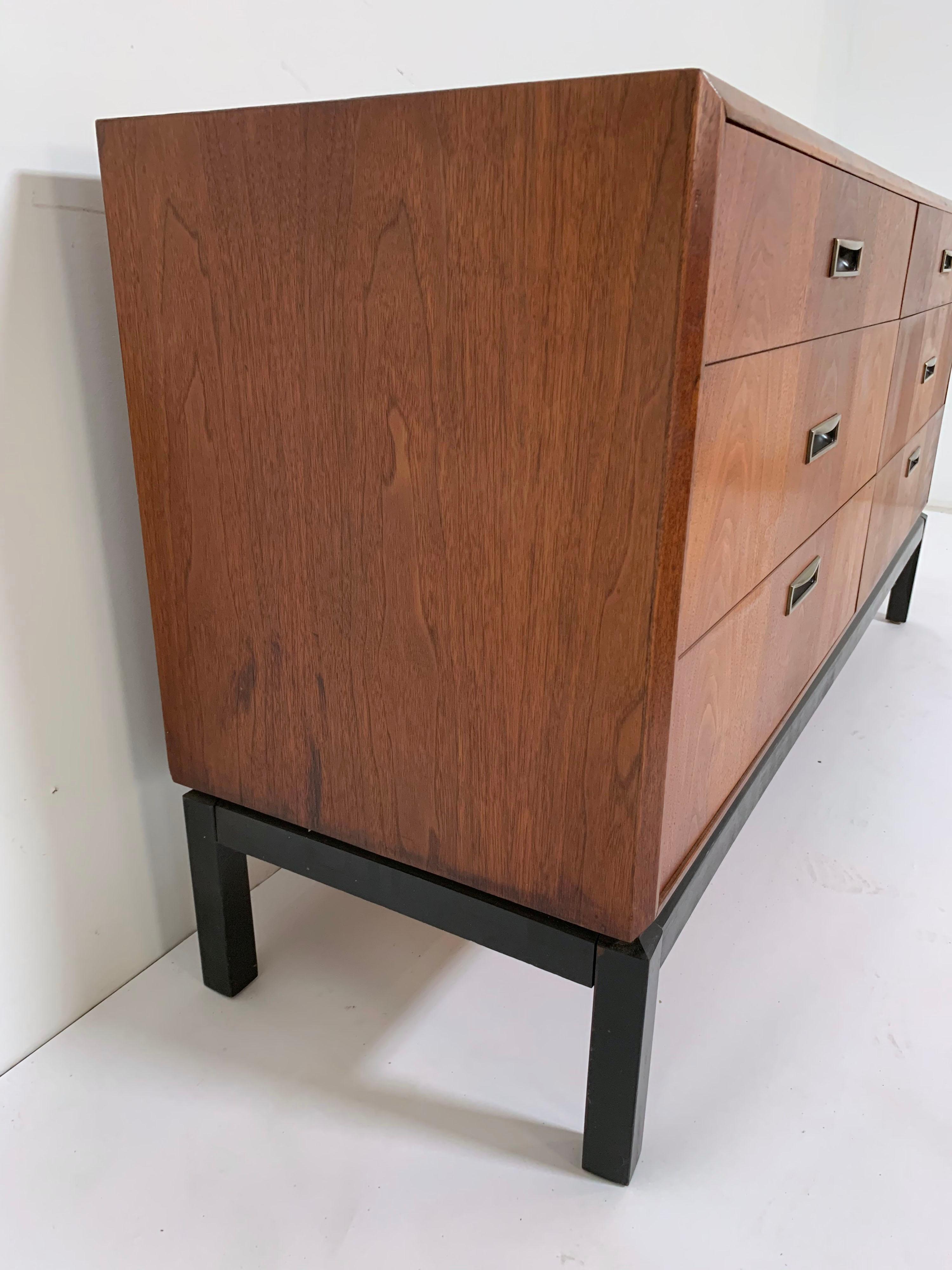 Midcentury Six-Drawer Walnut Dresser by Jack Cartwright for Founders circa 1970s 6