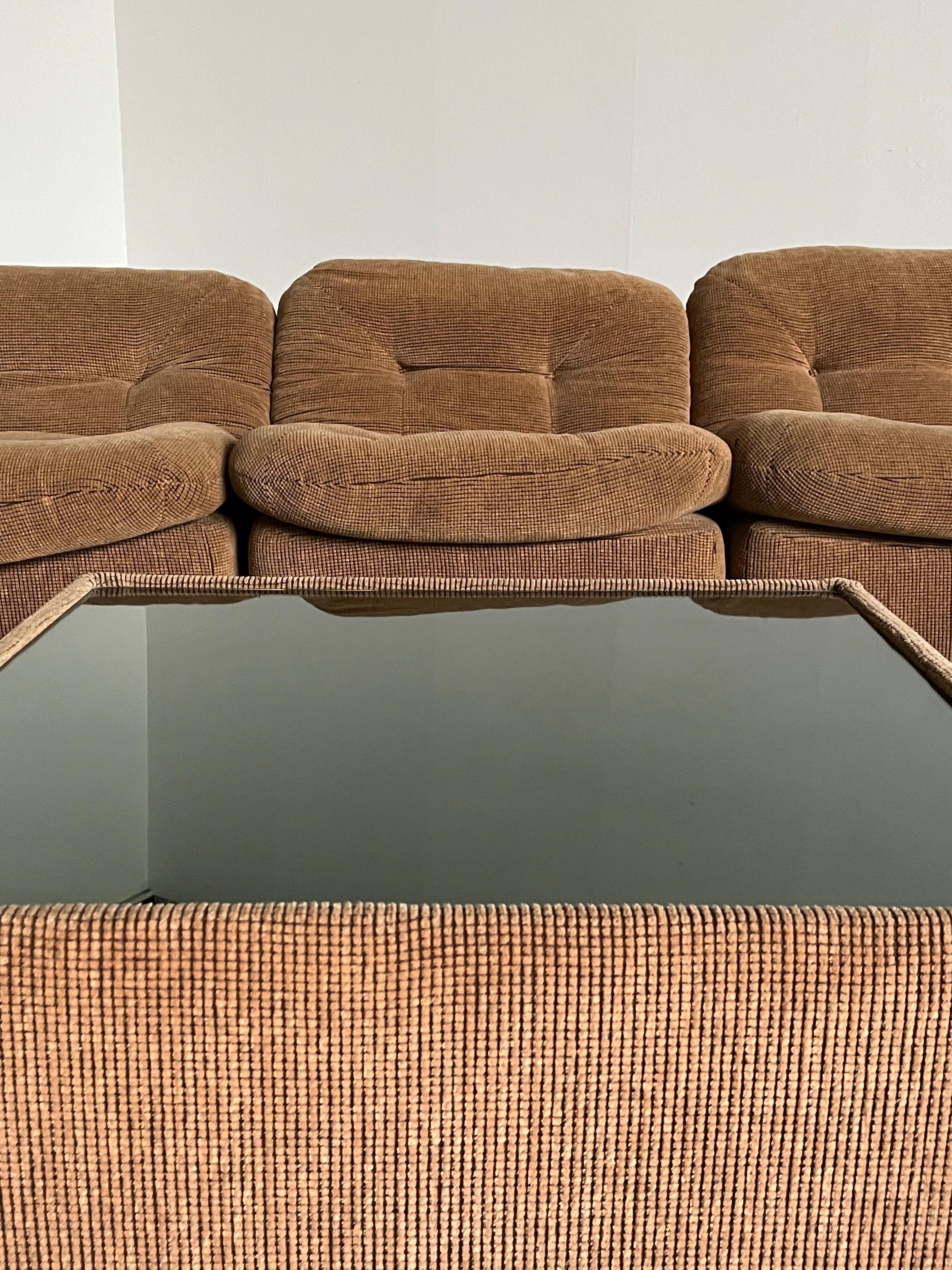 Ensemble de sièges et table basses de six pièces du milieu du siècle en velours côtelé beige touffeté, années 70 en vente 3