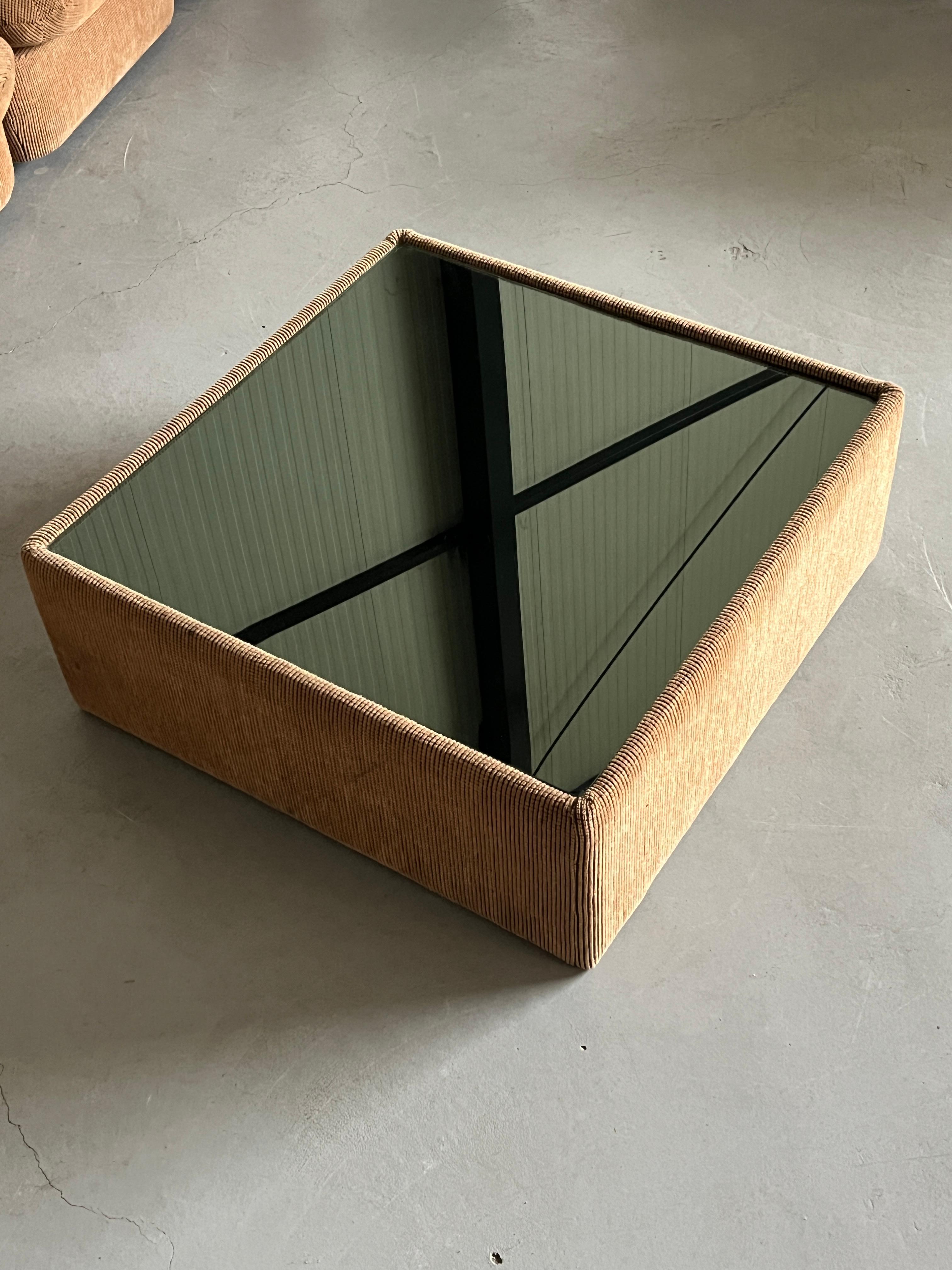 Ensemble de sièges et table basses de six pièces du milieu du siècle en velours côtelé beige touffeté, années 70 en vente 4