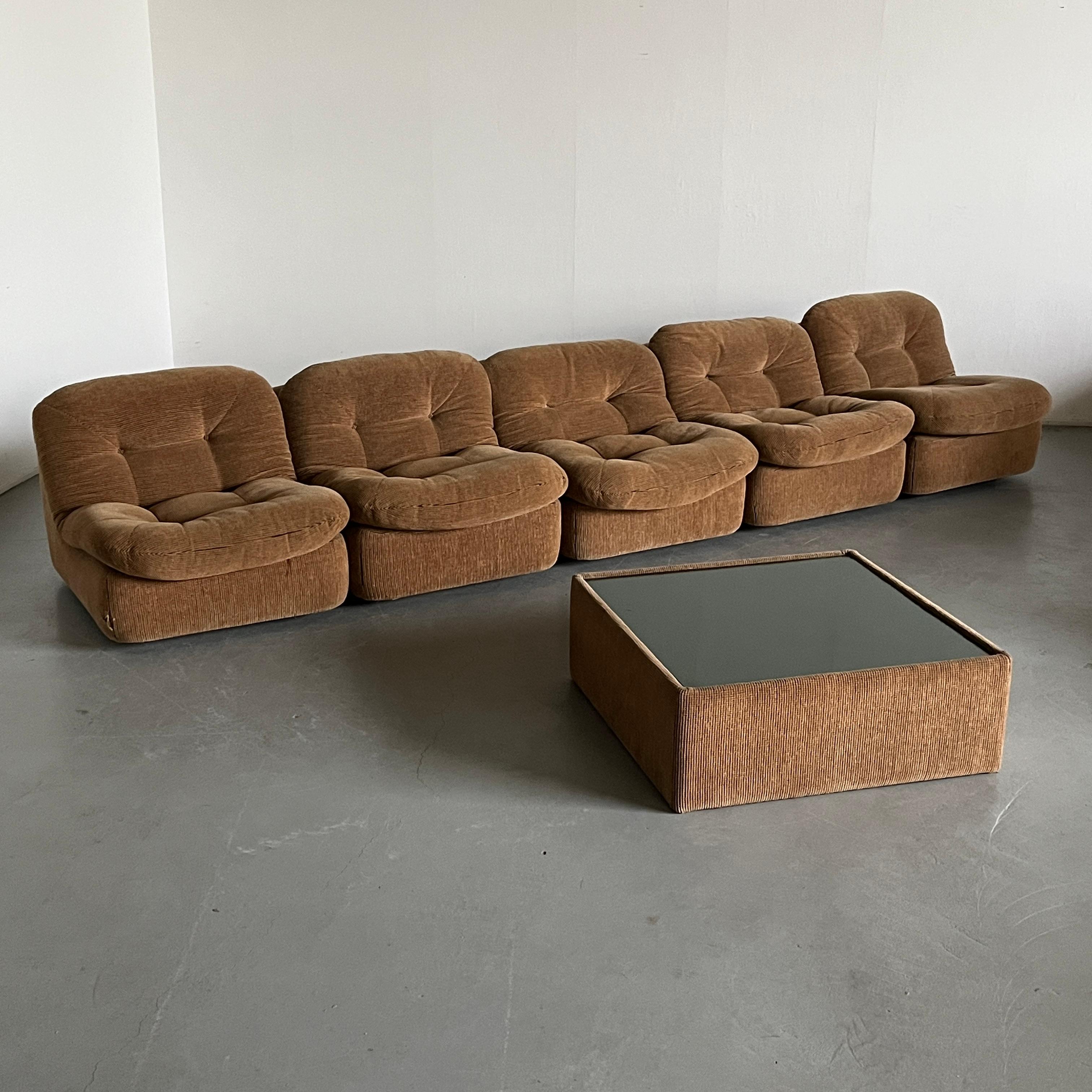 Mid-Century Modern Ensemble de sièges et table basses de six pièces du milieu du siècle en velours côtelé beige touffeté, années 70 en vente
