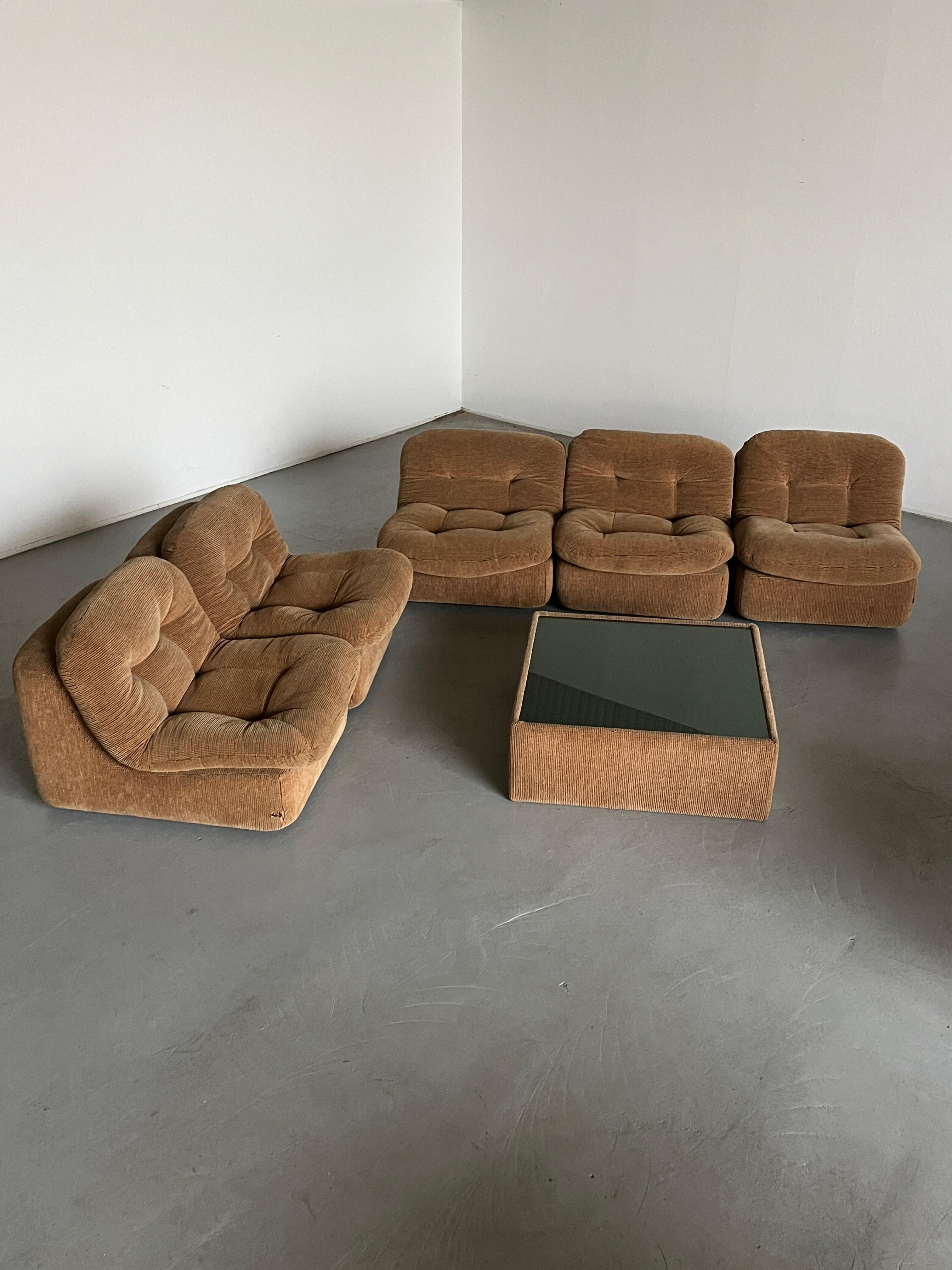 italien Ensemble de sièges et table basses de six pièces du milieu du siècle en velours côtelé beige touffeté, années 70 en vente